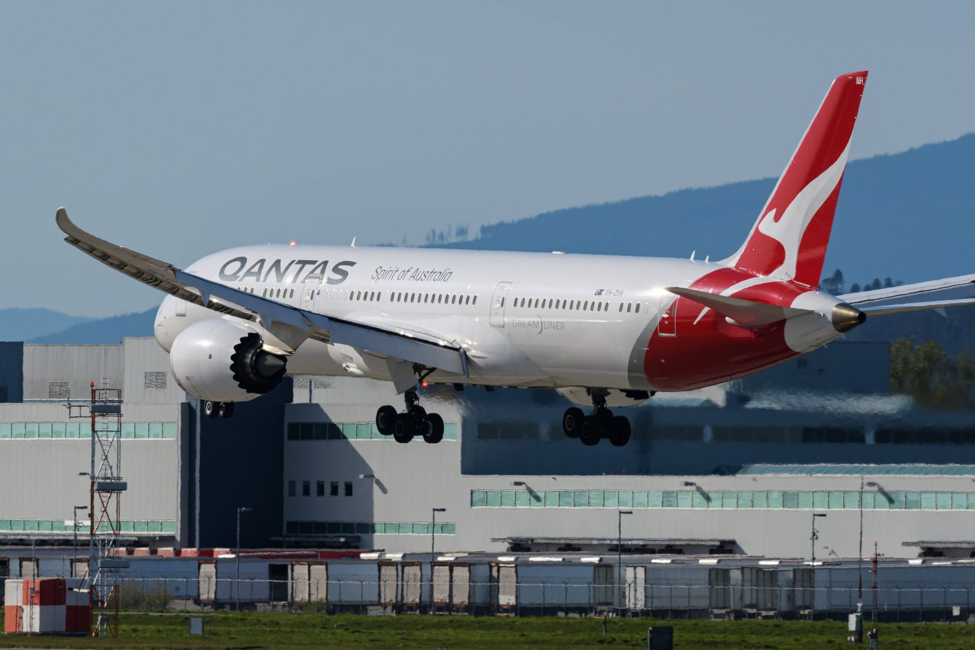 Ein Flugzeug der Airline Qantas (Symbolbild): An Bord eines Flugzeugs der Airline starb eine Frau mutmaßlich an Tuberkulose. Ein Flugzeug der Airline Qantas (Symbolbild): An Bord eines Flugzeugs der Airline starb eine Frau mutmaßlich an Tuberkulose.