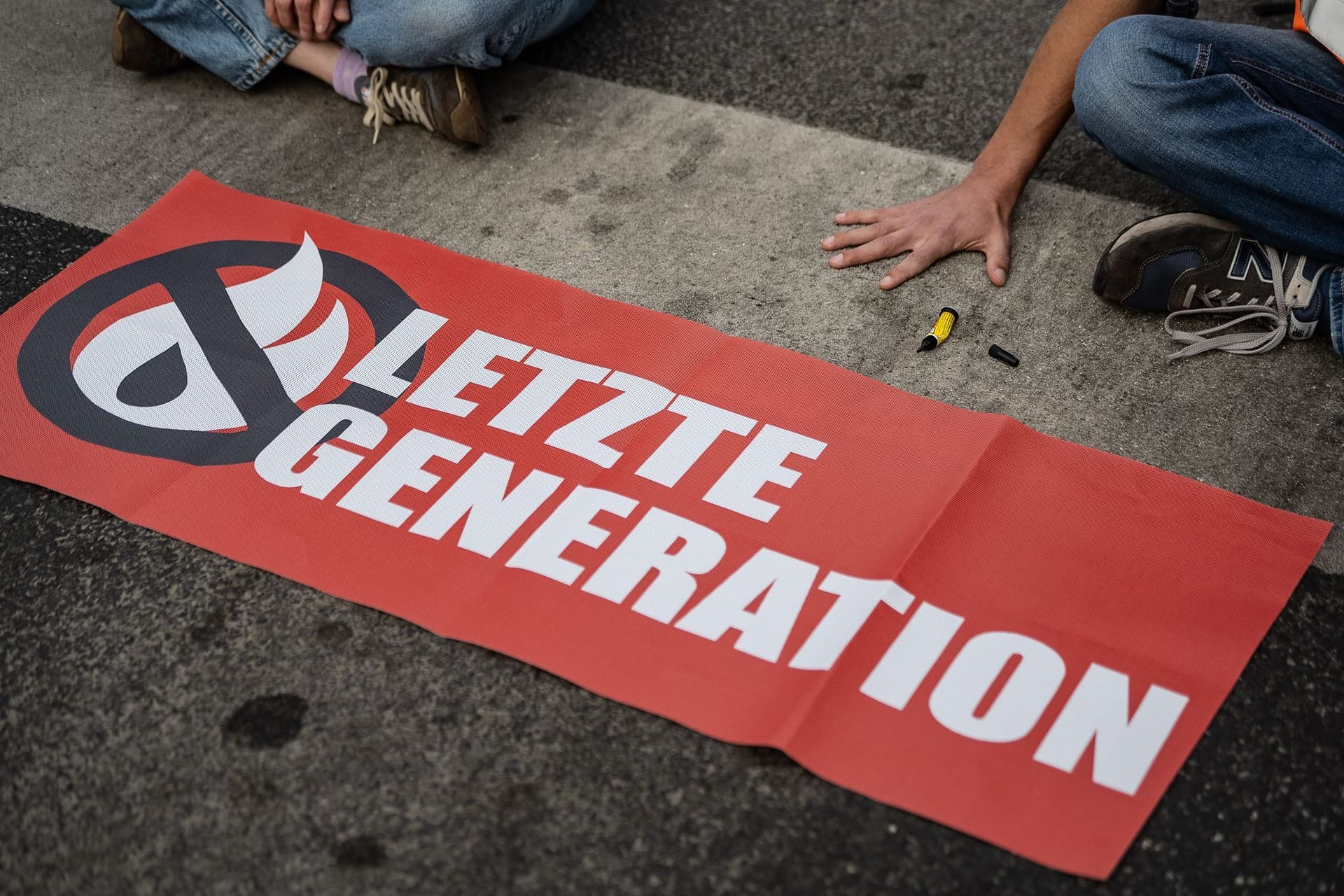 Plakat der Letzten Generation erhoben Plakat der Letzten Generation erhoben