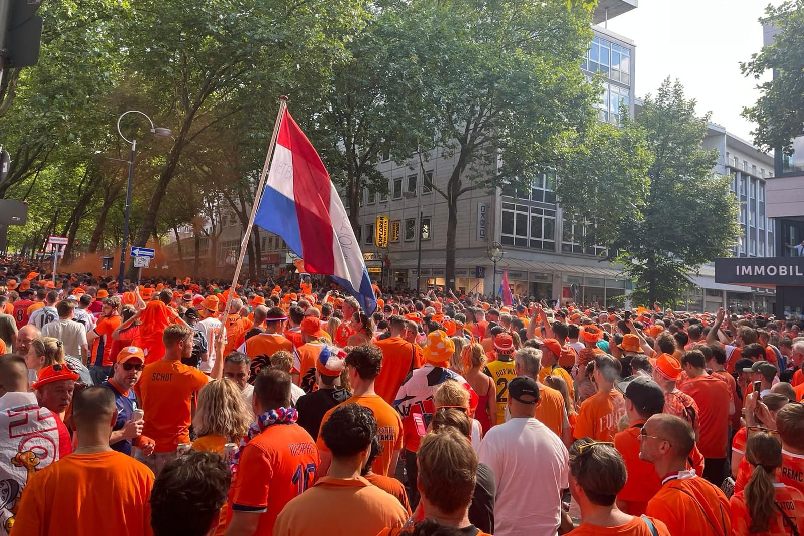 Dortmund: Zehntausende Oranje-Fans haben die Innenstadt orange gefärbt. Dortmund: Zehntausende Oranje-Fans haben die Innenstadt orange gefärbt.