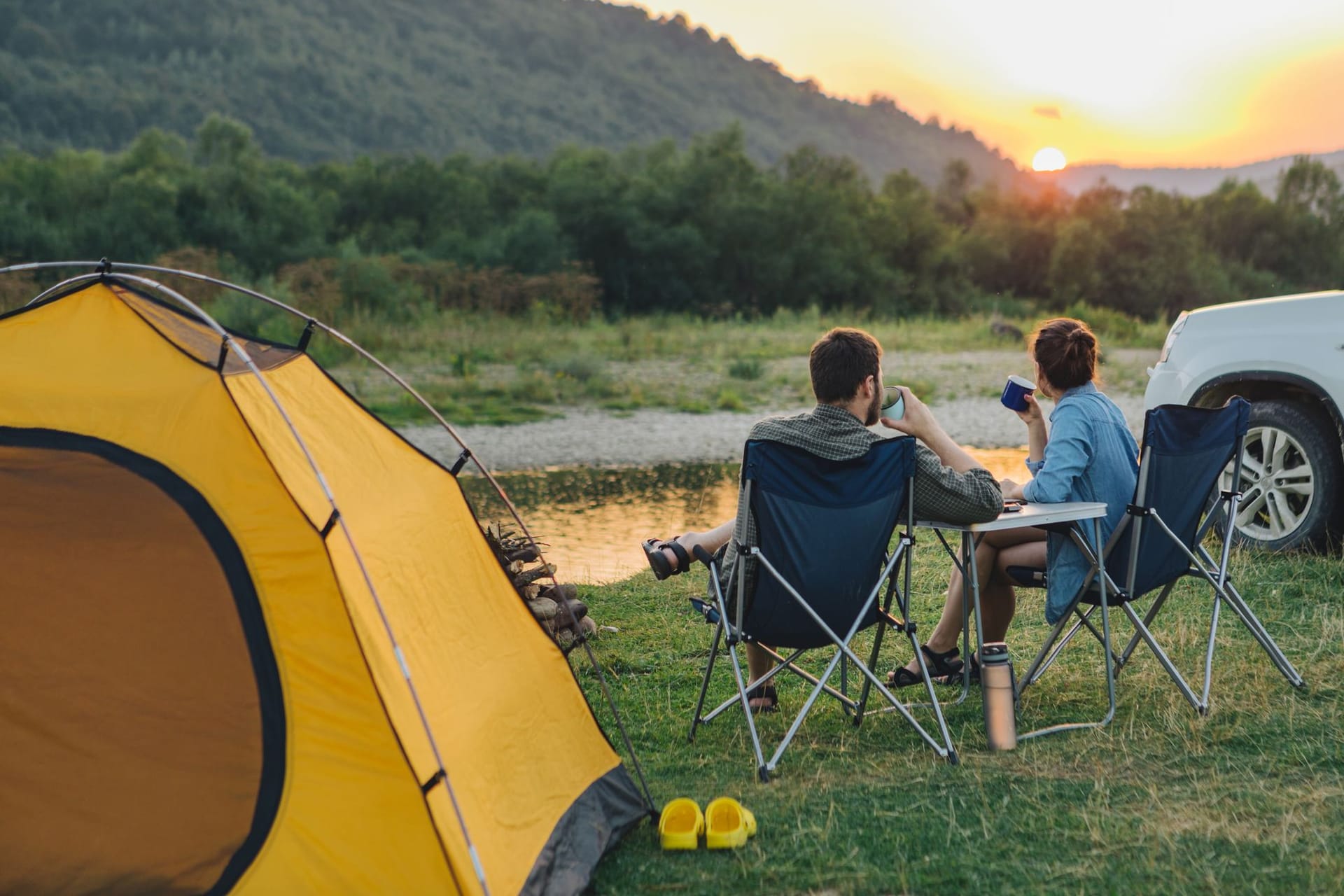 Für den nächsten Campingurlaub mit Zelt: An dieses nützliche Campingzubehör sollten Sie vor der Reise denken. Für den nächsten Campingurlaub mit Zelt: An dieses nützliche Campingzubehör sollten Sie vor der Reise denken.