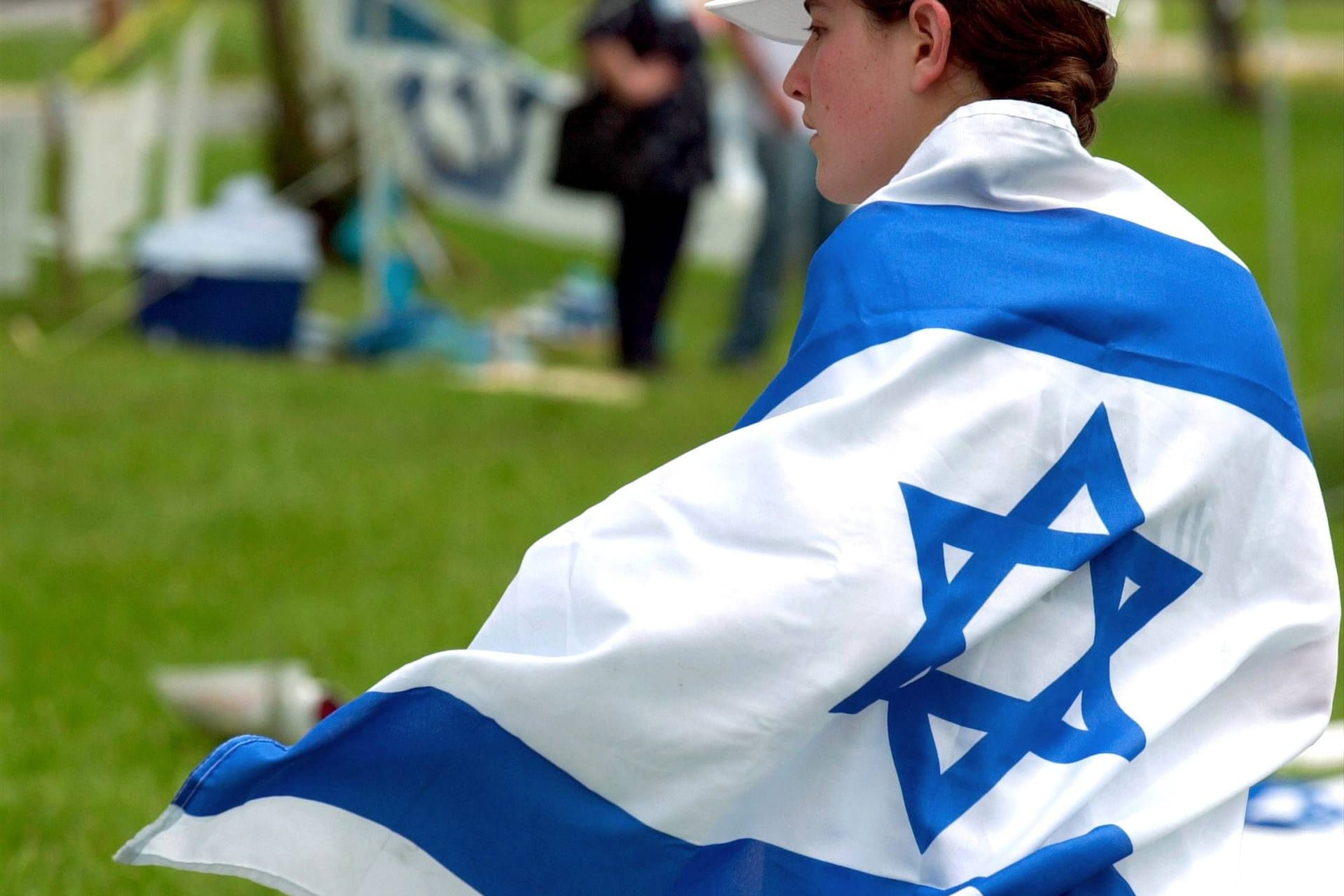 Ein Mann mit Israelflagge (Symbolbild): In Essen wurde ein Demonstrant nun offenbar wegen des Mitführens einer solchen Fahne festgenommen. Ein Mann mit Israelflagge (Symbolbild): In Essen wurde ein Demonstrant nun offenbar wegen des Mitführens einer solchen Fahne festgenommen.