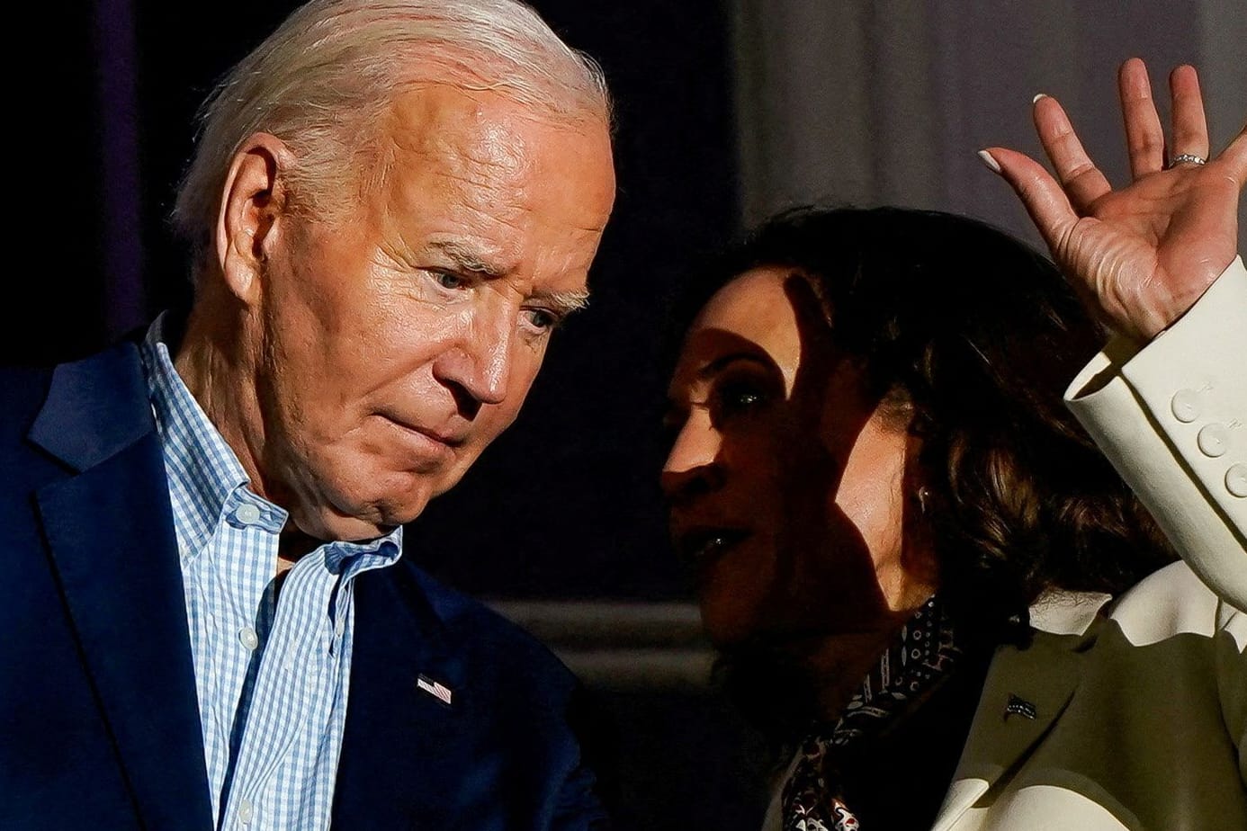 Präsident Biden im Gespräch mit seiner Vize Kamala Harris. Präsident Biden im Gespräch mit seiner Vize Kamala Harris.
