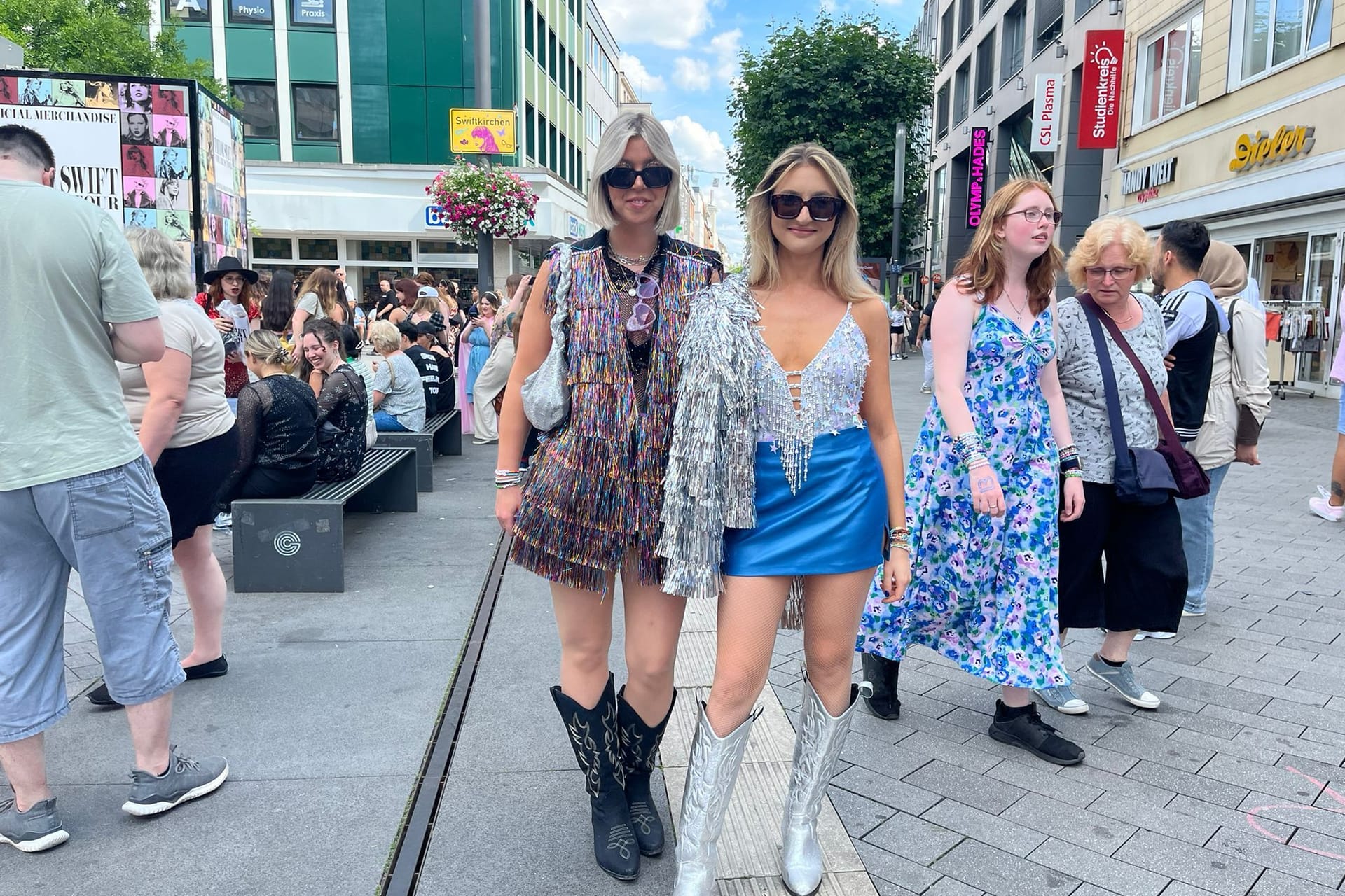 Taylor-Swift-Fans Jana und Kira in Gelsenkirchen: Vor dem Konzertbesuch erkunden sie "Swiftkirchen". Taylor-Swift-Fans Jana und Kira in Gelsenkirchen: Vor dem Konzertbesuch erkunden sie "Swiftkirchen".