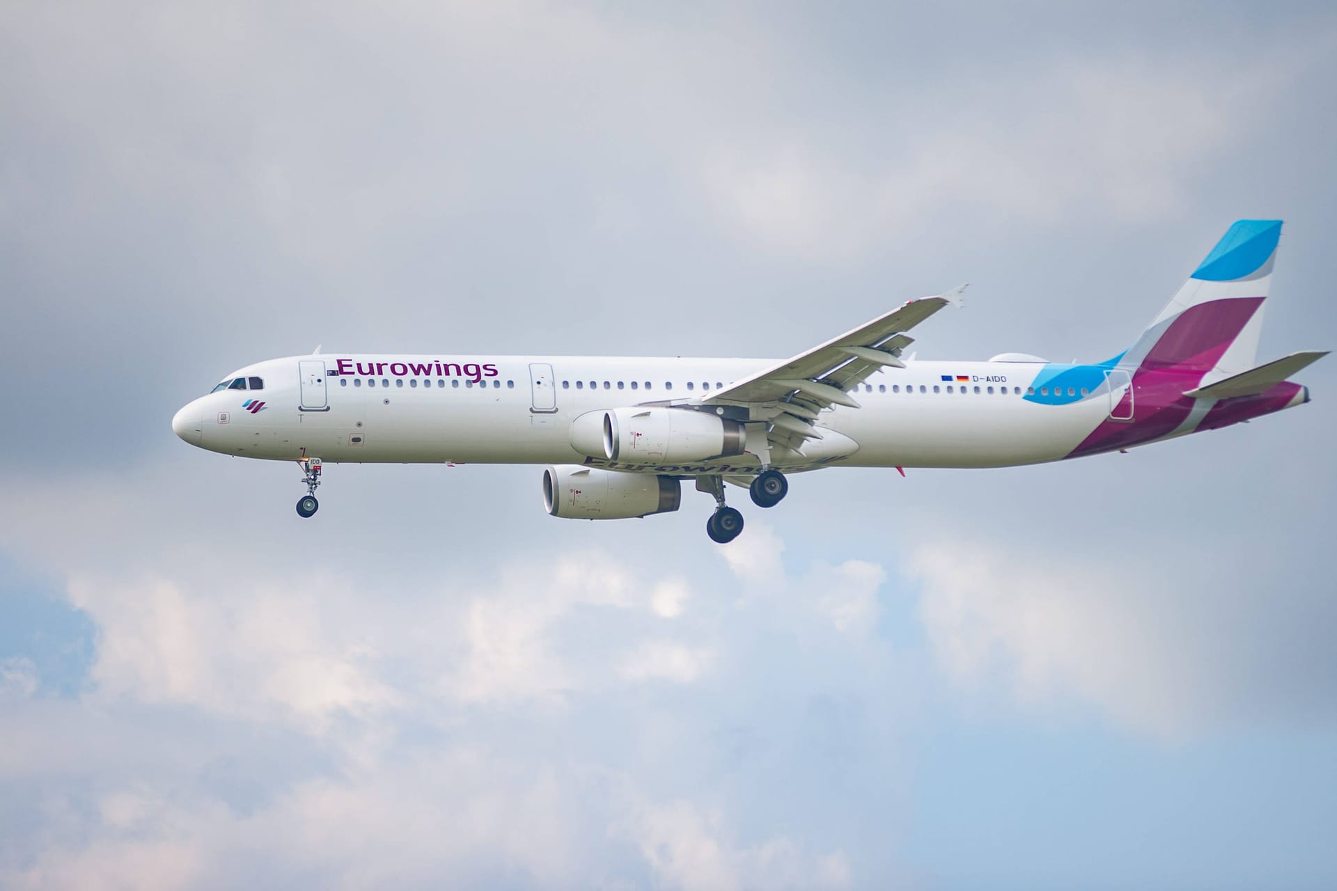 Ein Passagierflugzeug vom Typ Airbus A321-231 der Airline Eurowings im Landeanflug auf den Flughafen Berlin Brandenburg BER (Symbolbild): Der Pilot stand vor der Entscheidung, soll er es noch wagen oder auf Nummer sicher gehen? Ein Passagierflugzeug vom Typ Airbus A321-231 der Airline Eurowings im Landeanflug auf den Flughafen Berlin Brandenburg BER (Symbolbild): Der Pilot stand vor der Entscheidung, soll er es noch wagen oder auf Nummer sicher gehen?