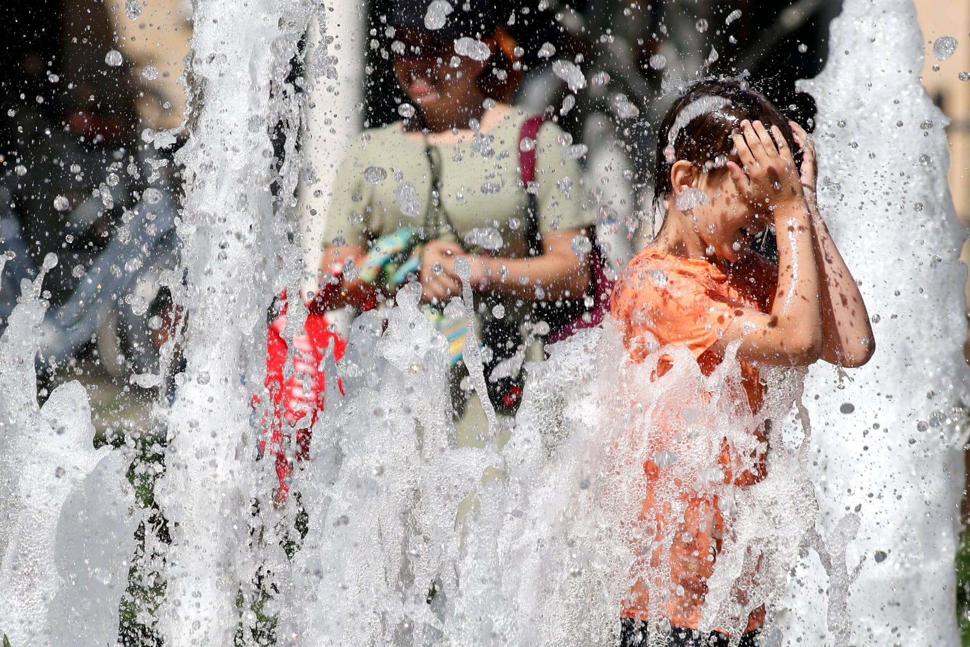 Ein Junge kühlt sich in einem Brunnen ab (Archivbild): Nach einer Kaltfront kommt Hitze zurück in die Hauptstadt. Ein Junge kühlt sich in einem Brunnen ab (Archivbild): Nach einer Kaltfront kommt Hitze zurück in die Hauptstadt.