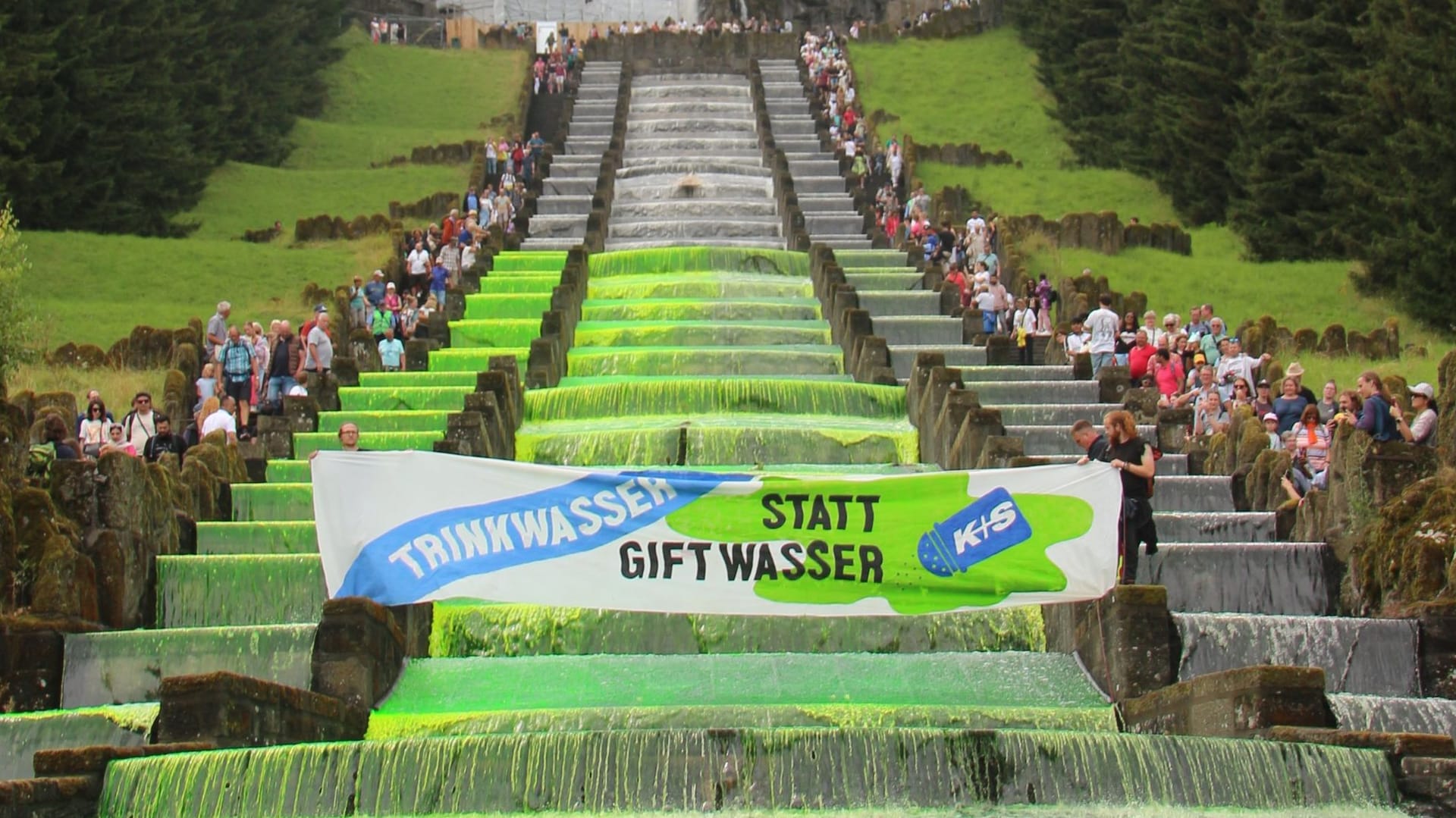 Farbattacke auf die Wasserspiele im Kasseler Bergpark Wilhelmshöhe: Die Aktivisten der Gruppe "Klimagerechtigkeit Kassel" färbten das Wasser aus Protest gegen den Salzhersteller K+S grün. Farbattacke auf die Wasserspiele im Kasseler Bergpark Wilhelmshöhe: Die Aktivisten der Gruppe "Klimagerechtigkeit Kassel" färbten das Wasser aus Protest gegen den Salzhersteller K+S grün.