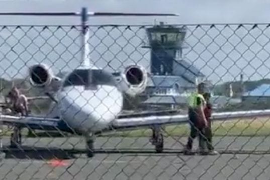 Am Samstag gelangten Aktivisten der "Letzten Generation" auf den Flughafen Sylt: Die Gruppe nahm dieses Mal Privatjets wohlhabender Menschen ins Visier. Am Samstag gelangten Aktivisten der "Letzten Generation" auf den Flughafen Sylt: Die Gruppe nahm dieses Mal Privatjets wohlhabender Menschen ins Visier.