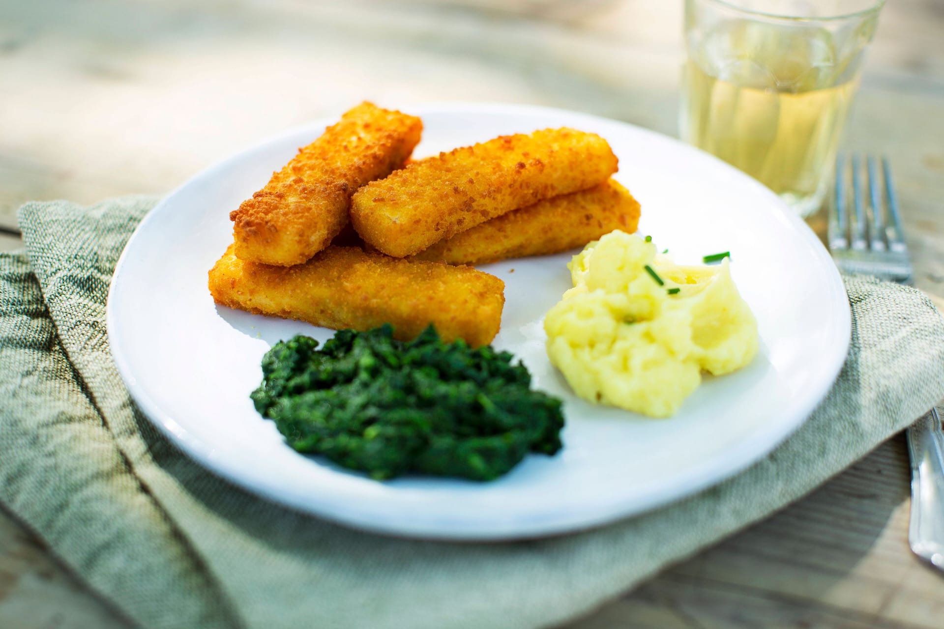 Fischstäbchen mit Spinat und Kartoffelpüree: Einer dieser Snacks könnte bald deutlich teurer werden. Fischstäbchen mit Spinat und Kartoffelpüree: Einer dieser Snacks könnte bald deutlich teurer werden.