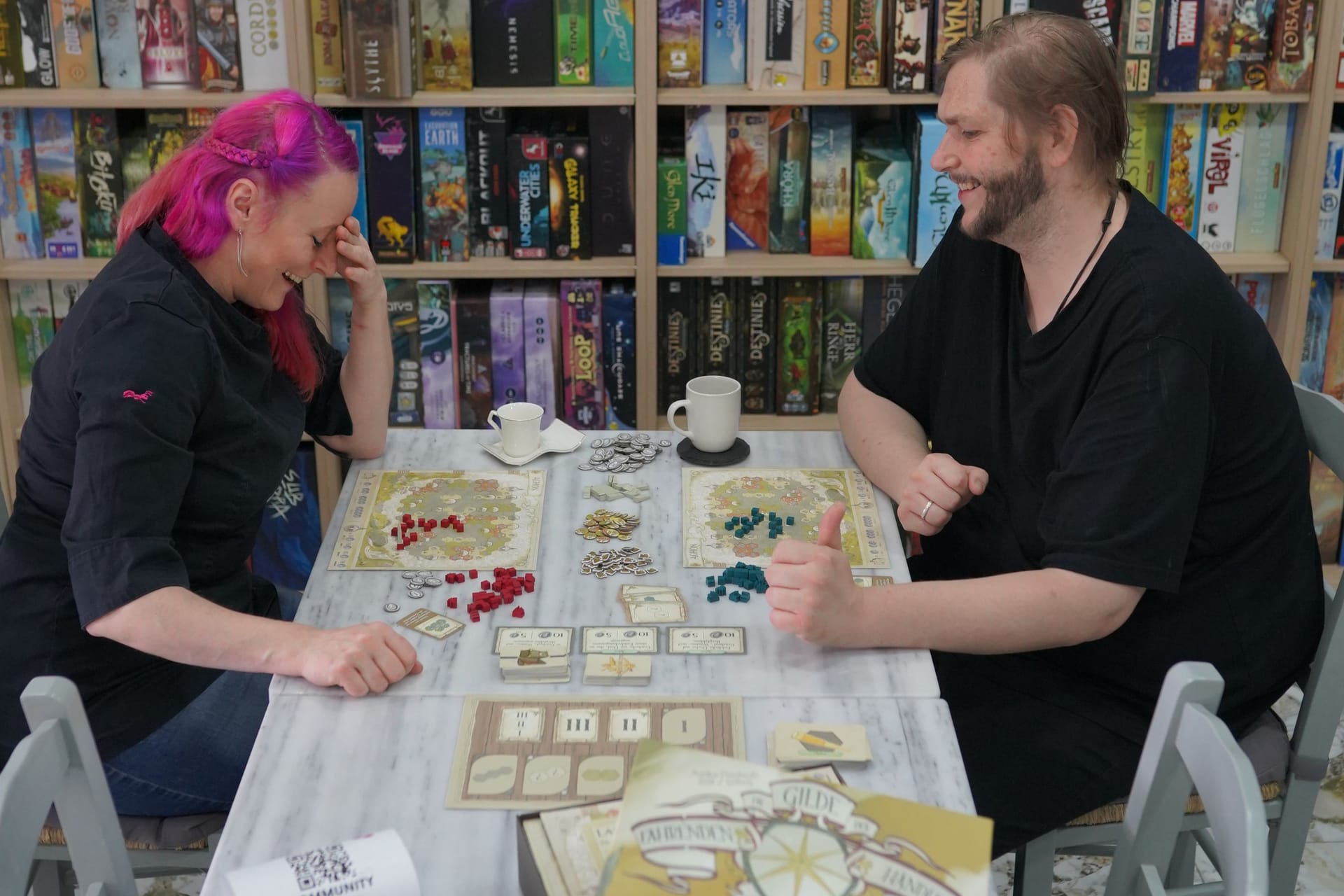 Gosia (l.) und Björn (r.) betreiben das erste Spiele-Café in Essen: Beide sind selbst große Brettspielfans. Gosia (l.) und Björn (r.) betreiben das erste Spiele-Café in Essen: Beide sind selbst große Brettspielfans.