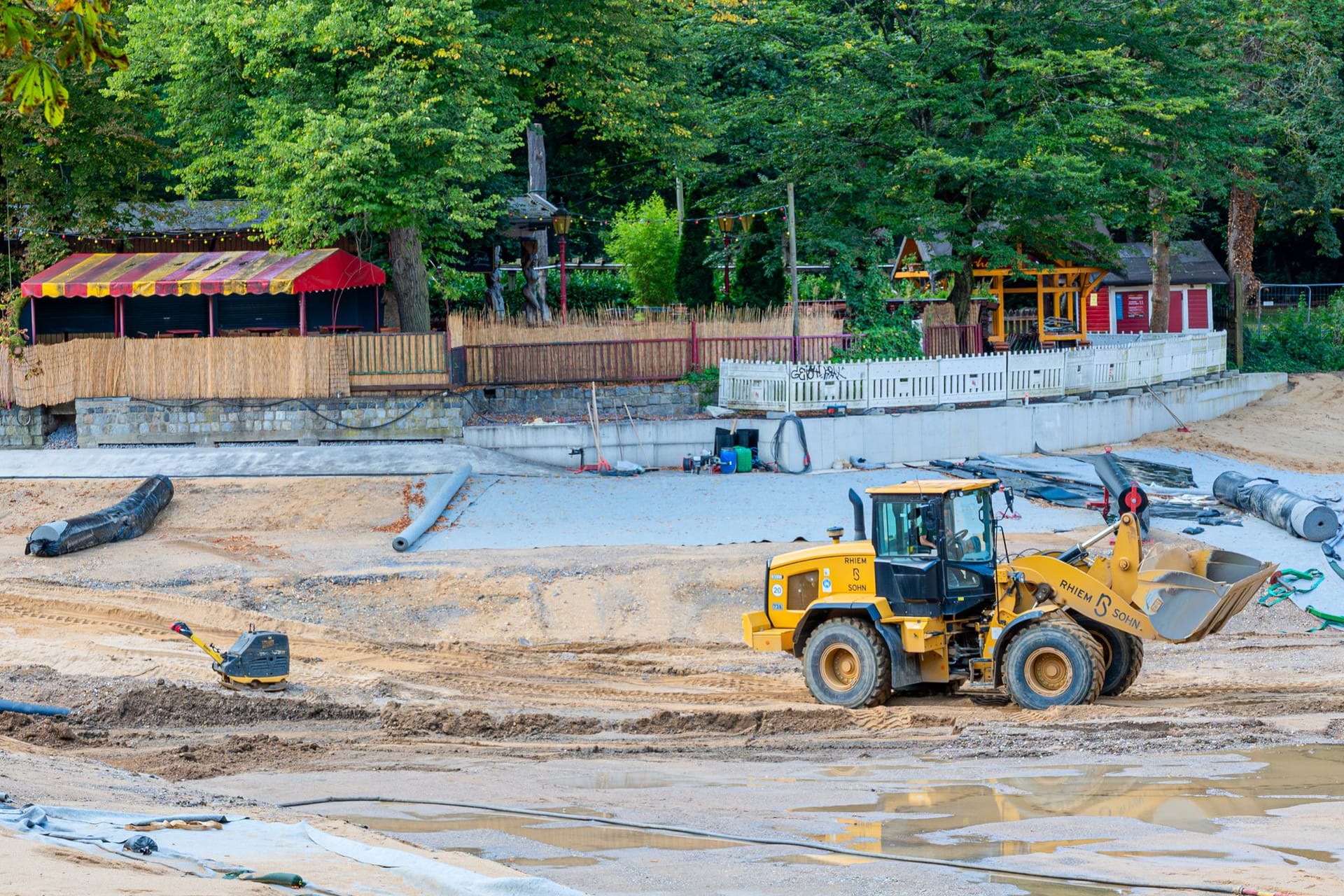 Der leere Weiher im Volksgarten: Im Hintergrund ist der Biergarten zu sehen. Der leere Weiher im Volksgarten: Im Hintergrund ist der Biergarten zu sehen.