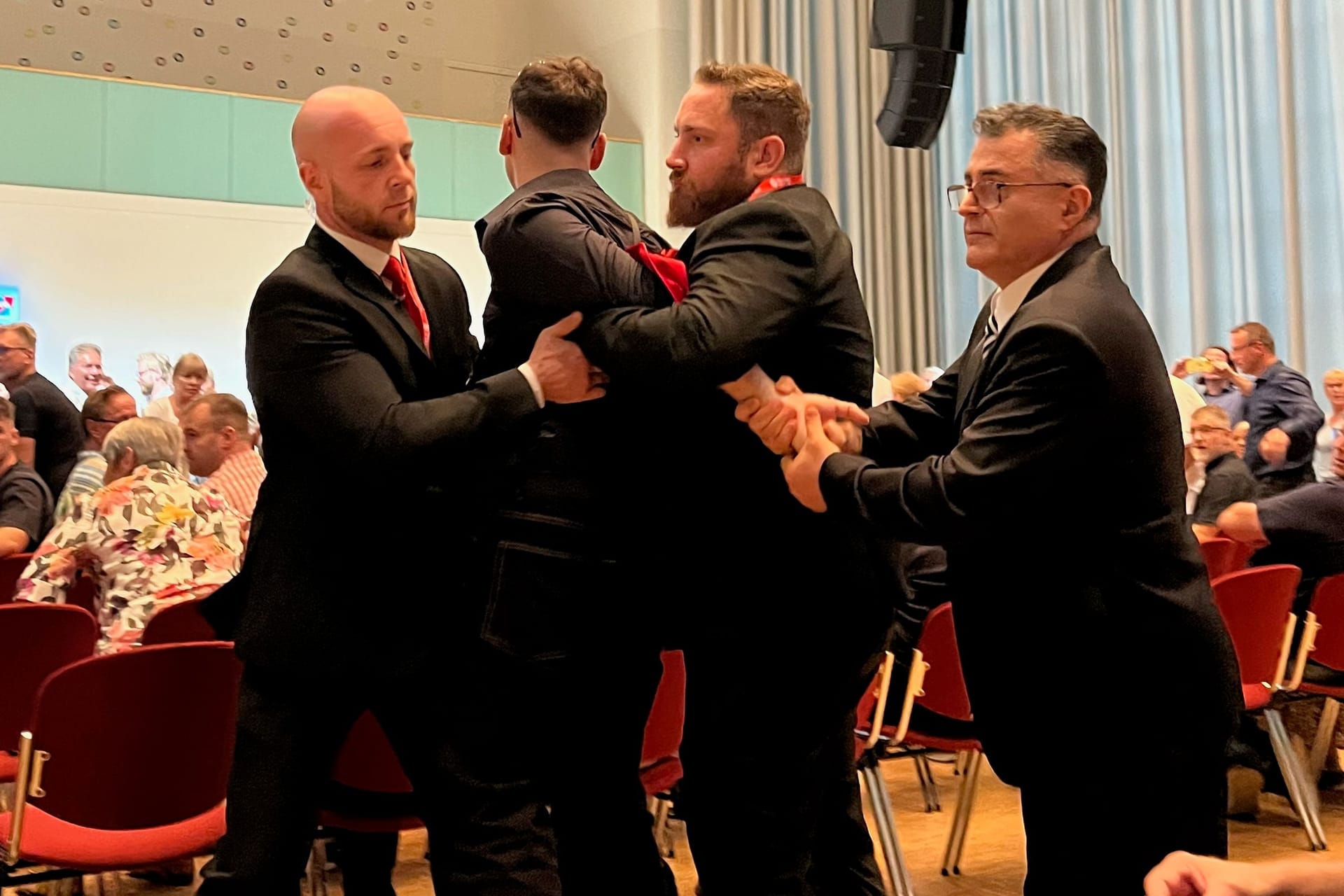 Ein Aktivist wird von Sicherheitskräften aus der Essener Philharmonie abgeführt. Ein Aktivist wird von Sicherheitskräften aus der Essener Philharmonie abgeführt.