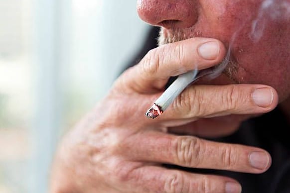Sucht kann zum früheren Tod führen: In Deutschland greifen rund 26,2 Millionen Menschen regelmäßig zur Zigarette – also fast jeder Dritte. Sucht kann zum früheren Tod führen: In Deutschland greifen rund 26,2 Millionen Menschen regelmäßig zur Zigarette – also fast jeder Dritte.