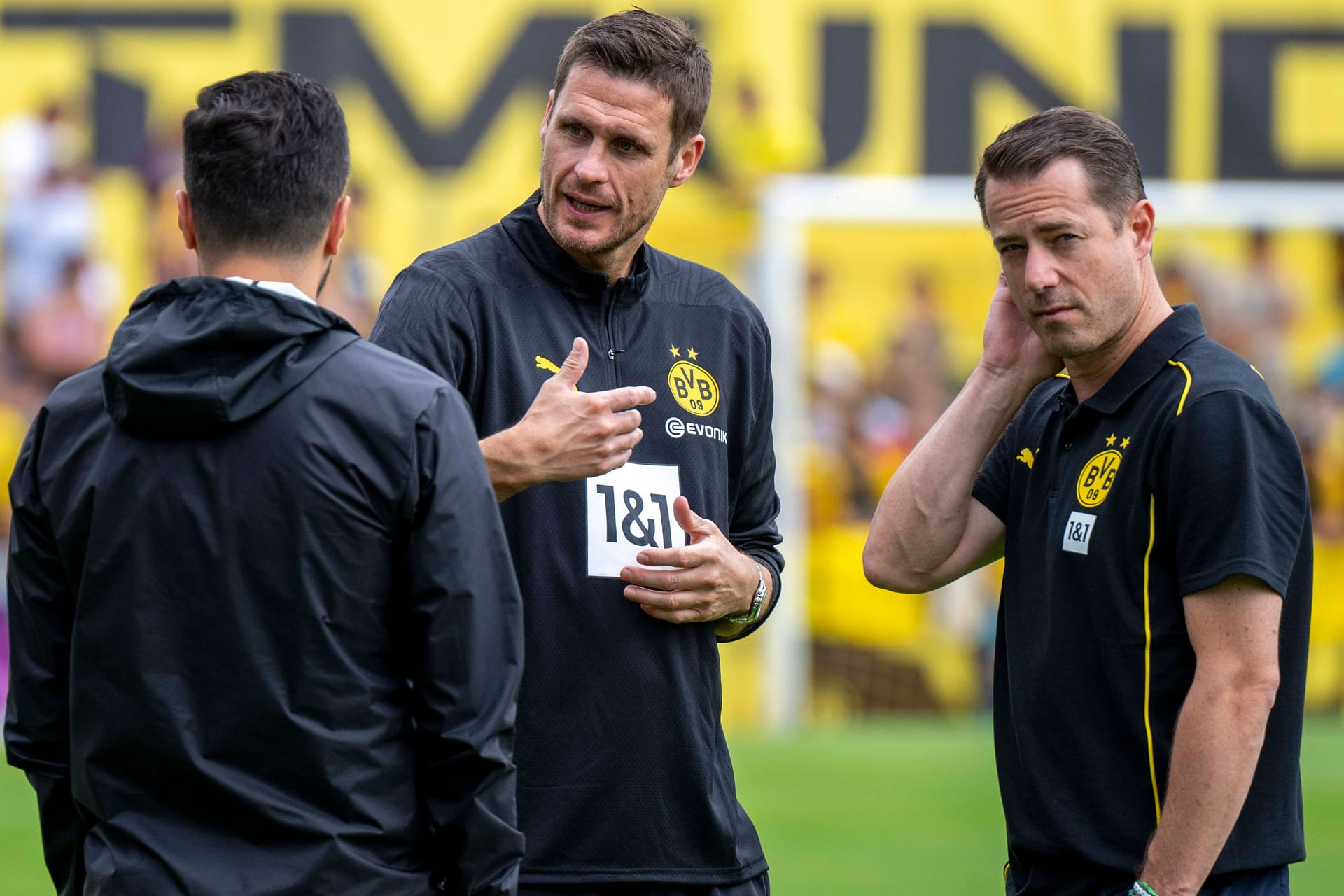 Sebastian Kehl (m.) mit Nuri Şahin (l.) und Lars Ricken: Der BVB muss dringend die Wende schaffen. Sebastian Kehl (m.) mit Nuri Şahin (l.) und Lars Ricken: Der BVB muss dringend die Wende schaffen.