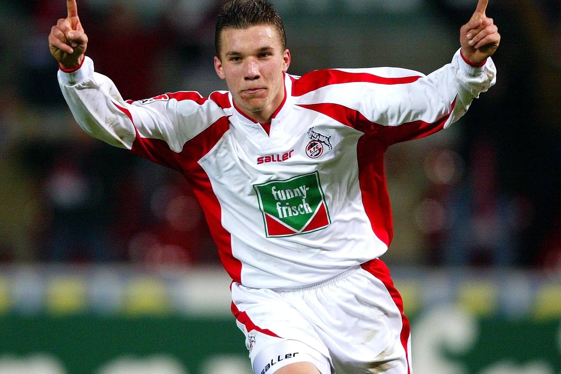 Am 13. Dezember 2003 erstrahlt Podolskis Stern erstmals. In Rostock markiert der Stürmer per Kopf das 1:0. Sein erstes Profi-Tor, dem in den nächsten zwei Spielen direkt zwei Treffer folgen. Am 13. Dezember 2003 erstrahlt Podolskis Stern erstmals. In Rostock markiert der Stürmer per Kopf das 1:0. Sein erstes Profi-Tor, dem in den nächsten zwei Spielen direkt zwei Treffer folgen.