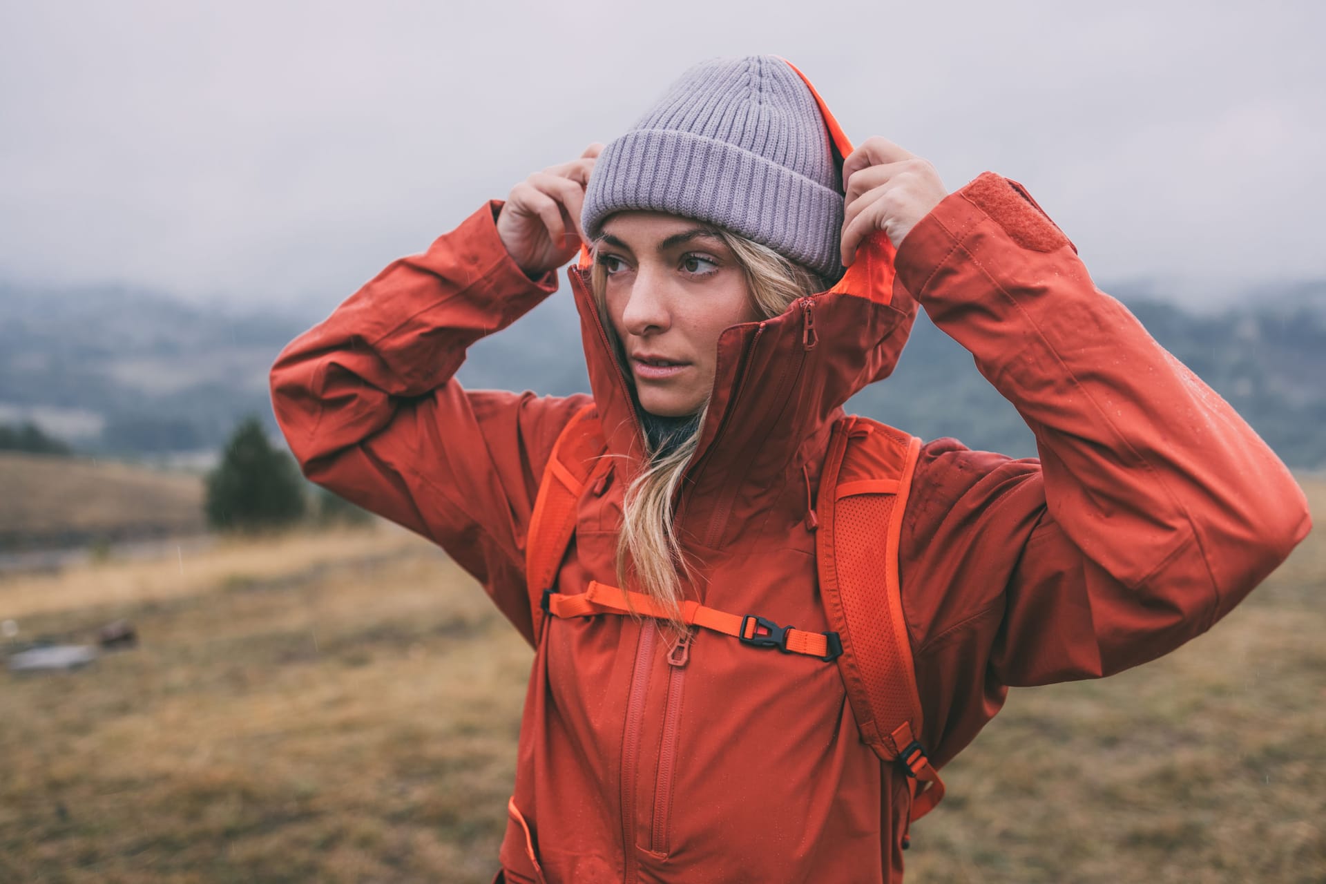 Eine Damen-Outdoorjacke bietet optimalen Schutz gegen Regen und starken Wind, sodass Sie für jedes Wetter bestens gewappnet sind. (Symbolbild) Eine Damen-Outdoorjacke bietet optimalen Schutz gegen Regen und starken Wind, sodass Sie für jedes Wetter bestens gewappnet sind. (Symbolbild)