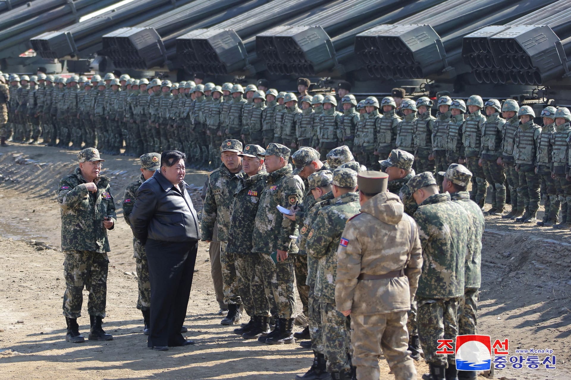 Diktator Kim Jong un lässt sich den Drill bei einer Artillerieeinheit der nordkoreanischen Armee zeigen. Diktator Kim Jong un lässt sich den Drill bei einer Artillerieeinheit der nordkoreanischen Armee zeigen.
