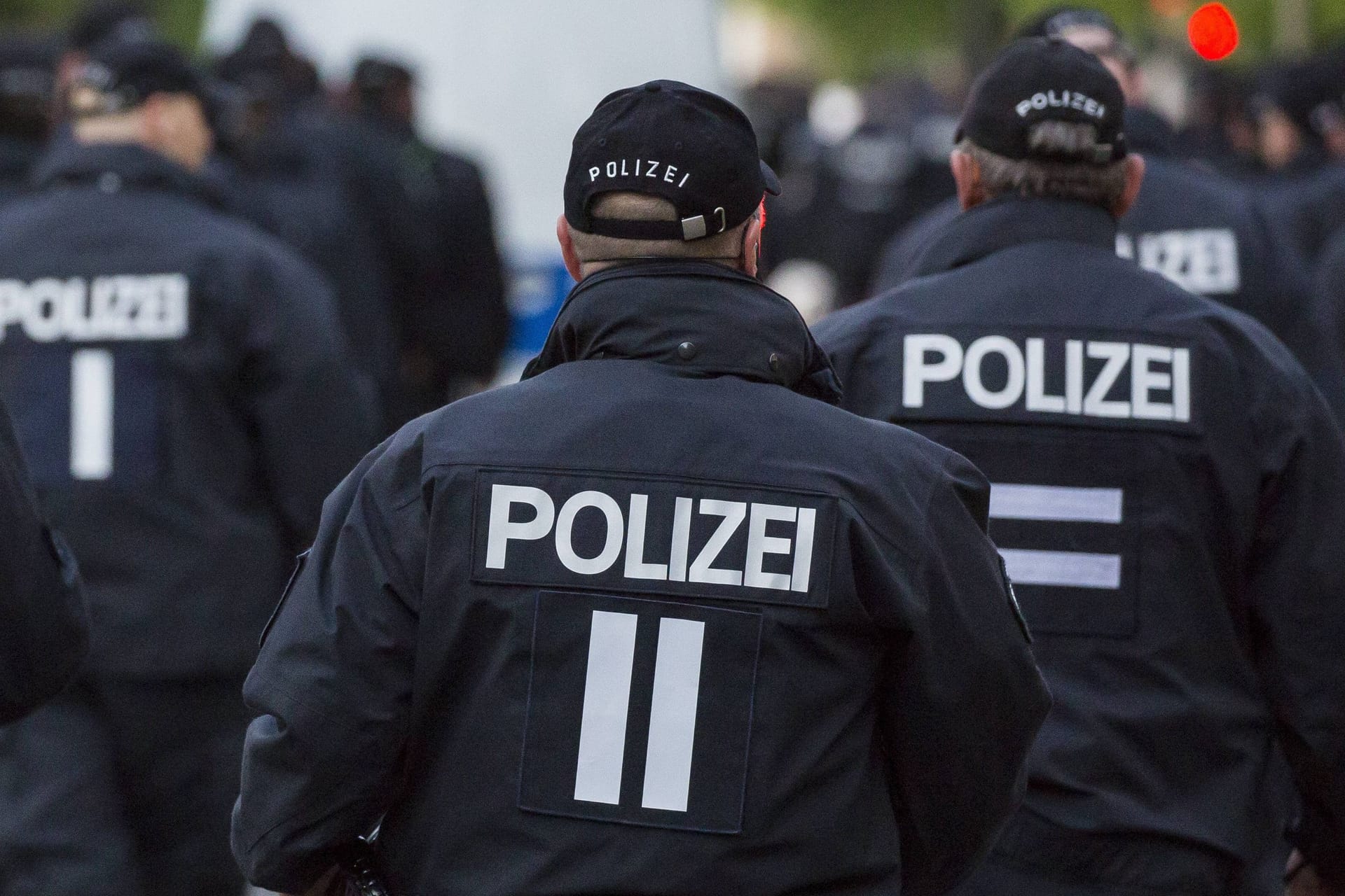 Polizisten auf einer Demo (Symbolbild): In Hamburg gab es bis September 2024 fast 900 Angriffe gegen Einsatzkräfte. Polizisten auf einer Demo (Symbolbild): In Hamburg gab es bis September 2024 fast 900 Angriffe gegen Einsatzkräfte.