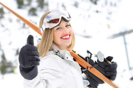 Daumen hoch, wenn Sie unverletzt bleiben: Beim Skifahren ist das Risiko für Stürze hoch. Daumen hoch, wenn Sie unverletzt bleiben: Beim Skifahren ist das Risiko für Stürze hoch.