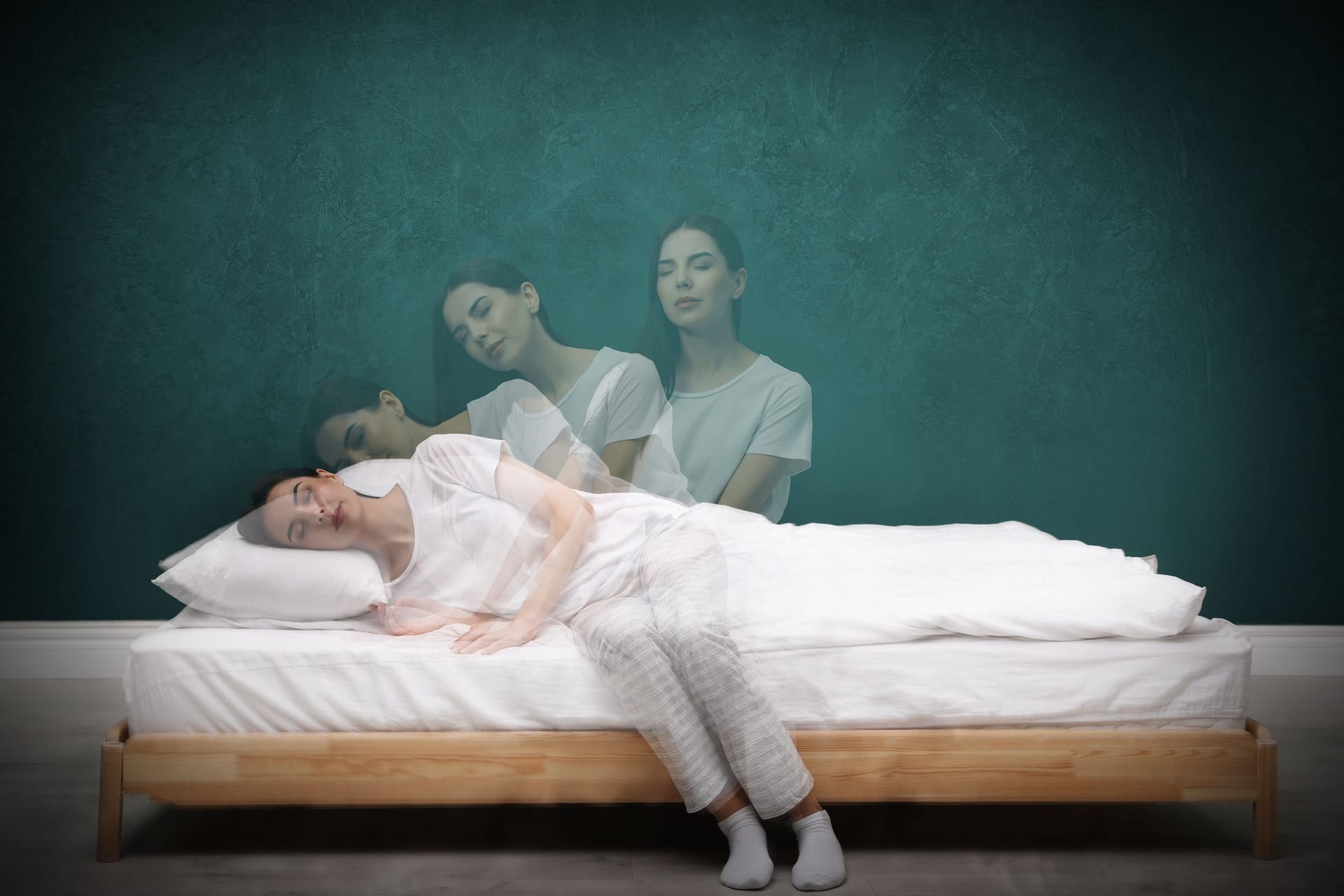 Eine Frau setzt sich im Bett auf: Sich im Bett aufsetzen, sprechen oder umherlaufen: Schlafwandelnde sind sich ihrer Handlungen nicht bewusst. Eine Frau setzt sich im Bett auf: Sich im Bett aufsetzen, sprechen oder umherlaufen: Schlafwandelnde sind sich ihrer Handlungen nicht bewusst.