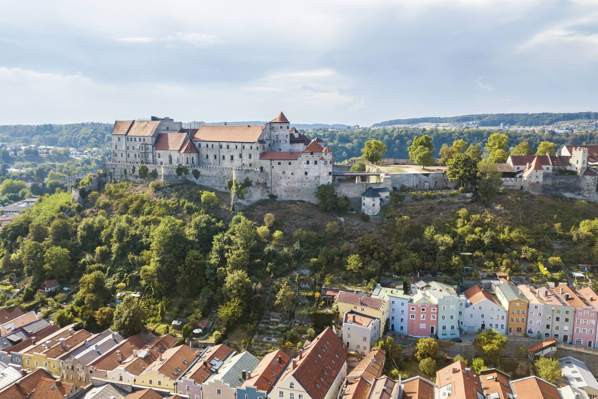 Die weltweit längste Burg: Die Burg von Burghausen ist 1.051 Meter lang. Die weltweit längste Burg: Die Burg von Burghausen ist 1.051 Meter lang.