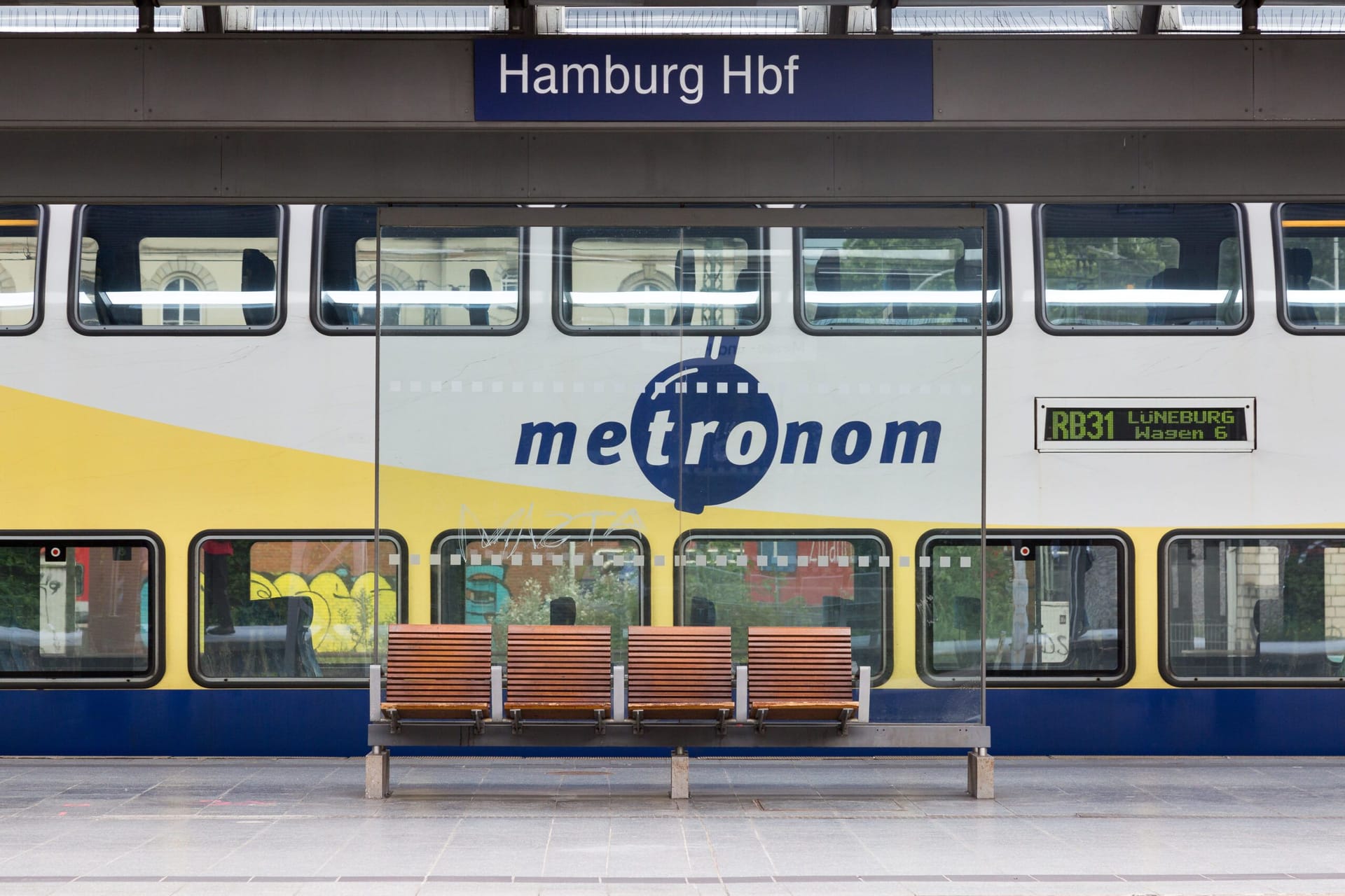 Ein Metronom-Zug am Hauptbahnhof in Hamburg: Pendler und Reisende erleben beinahe täglich Stress durch verspätete oder ausfallende Züge. Ein Metronom-Zug am Hauptbahnhof in Hamburg: Pendler und Reisende erleben beinahe täglich Stress durch verspätete oder ausfallende Züge.