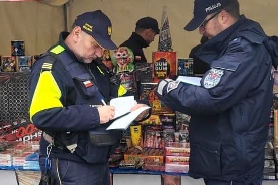 Beamte der Polizei Szczecin: Vor Silvester wurden Verkaufsstände für pyrotechnische Produkte kontrolliert. Beamte der Polizei Szczecin: Vor Silvester wurden Verkaufsstände für pyrotechnische Produkte kontrolliert.