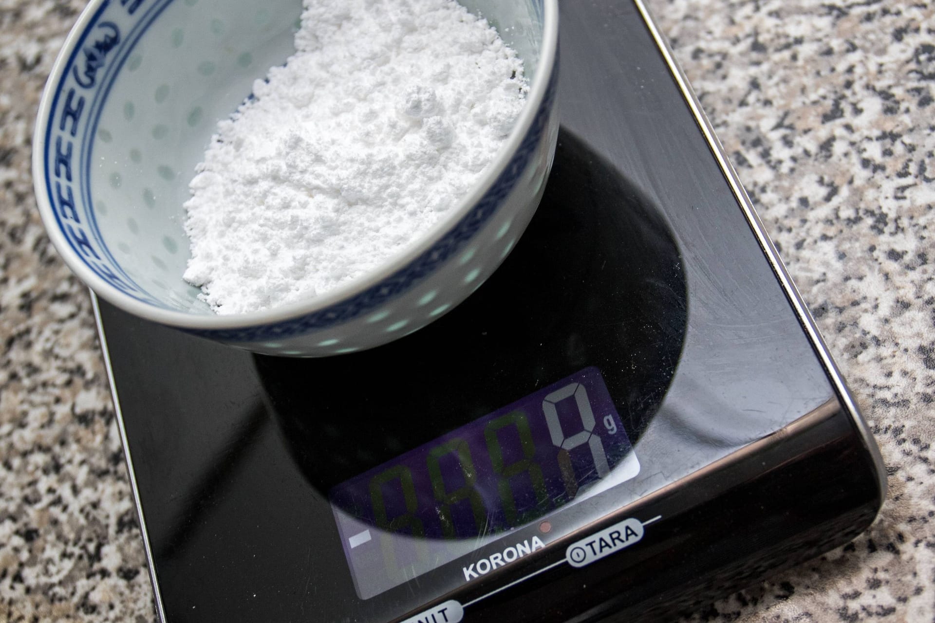 Küchenwaage: Die "Tara"-Taste setzt das Gewicht auf null. Küchenwaage: Die "Tara"-Taste setzt das Gewicht auf null.