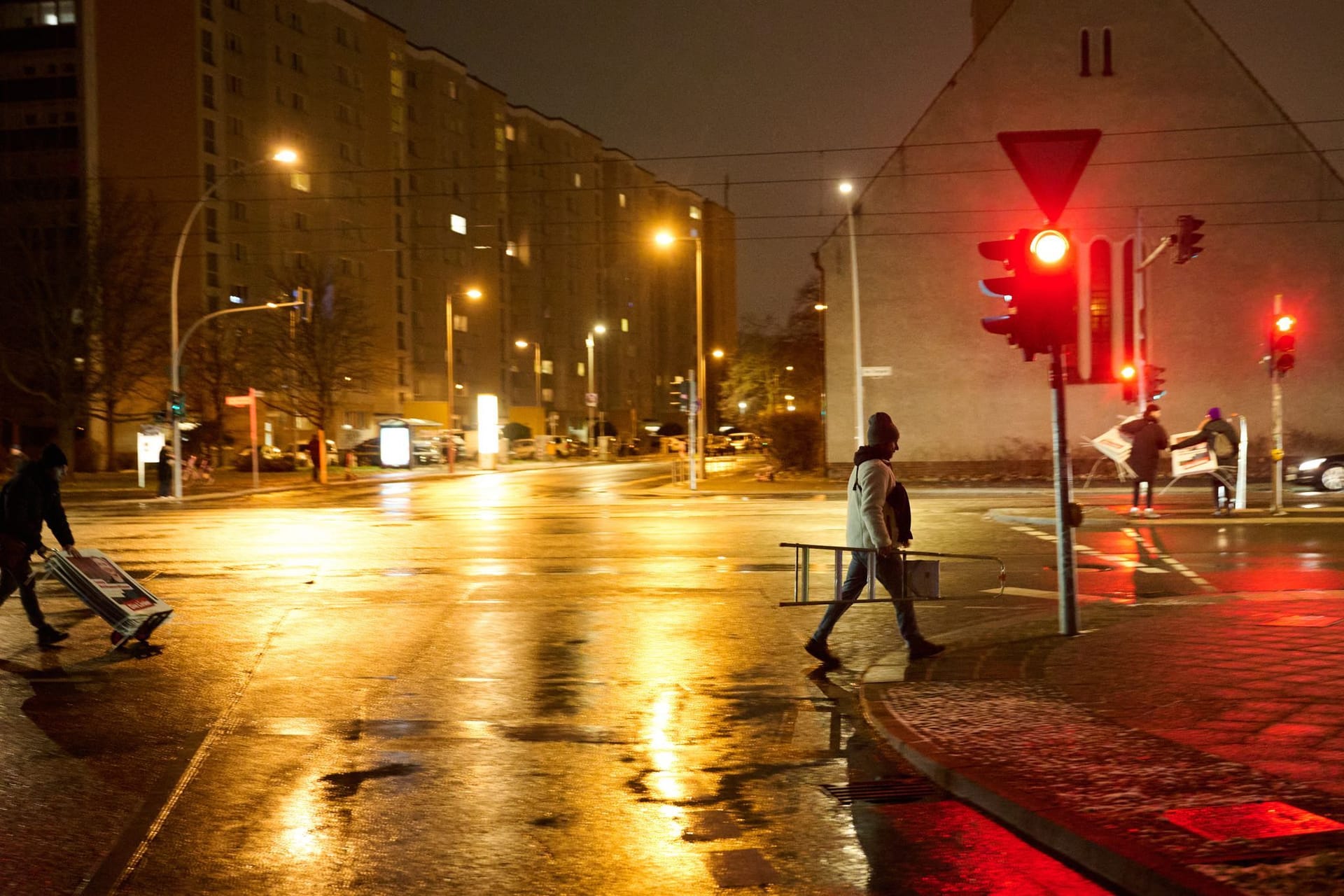 11.01.2025, Berlin: Parteigenossinnen und Genossen der Linken gehen mit Plakaten über die Ampel. Ab heute dürfen die Parteien in Berlin Wahlplakate im öffentlichen Raum aufstellen oder an Laternen anbringen. 11.01.2025, Berlin: Parteigenossinnen und Genossen der Linken gehen mit Plakaten über die Ampel. Ab heute dürfen die Parteien in Berlin Wahlplakate im öffentlichen Raum aufstellen oder an Laternen anbringen.