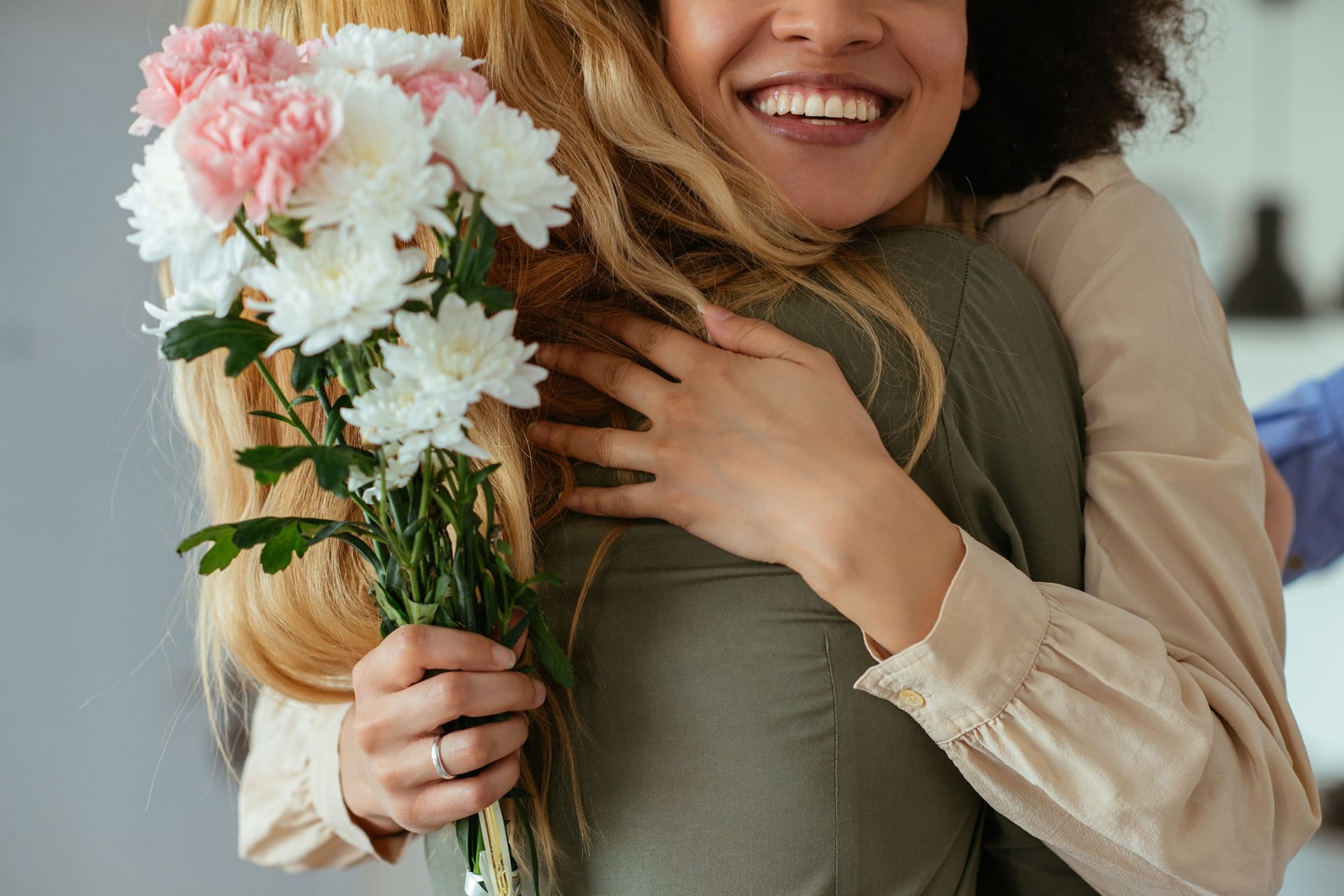 Zum Valentinstag lassen sich die schönsten Blumensträuße bequem online bestellen und direkt nach Hause liefern. (Symbolbild) Zum Valentinstag lassen sich die schönsten Blumensträuße bequem online bestellen und direkt nach Hause liefern. (Symbolbild)