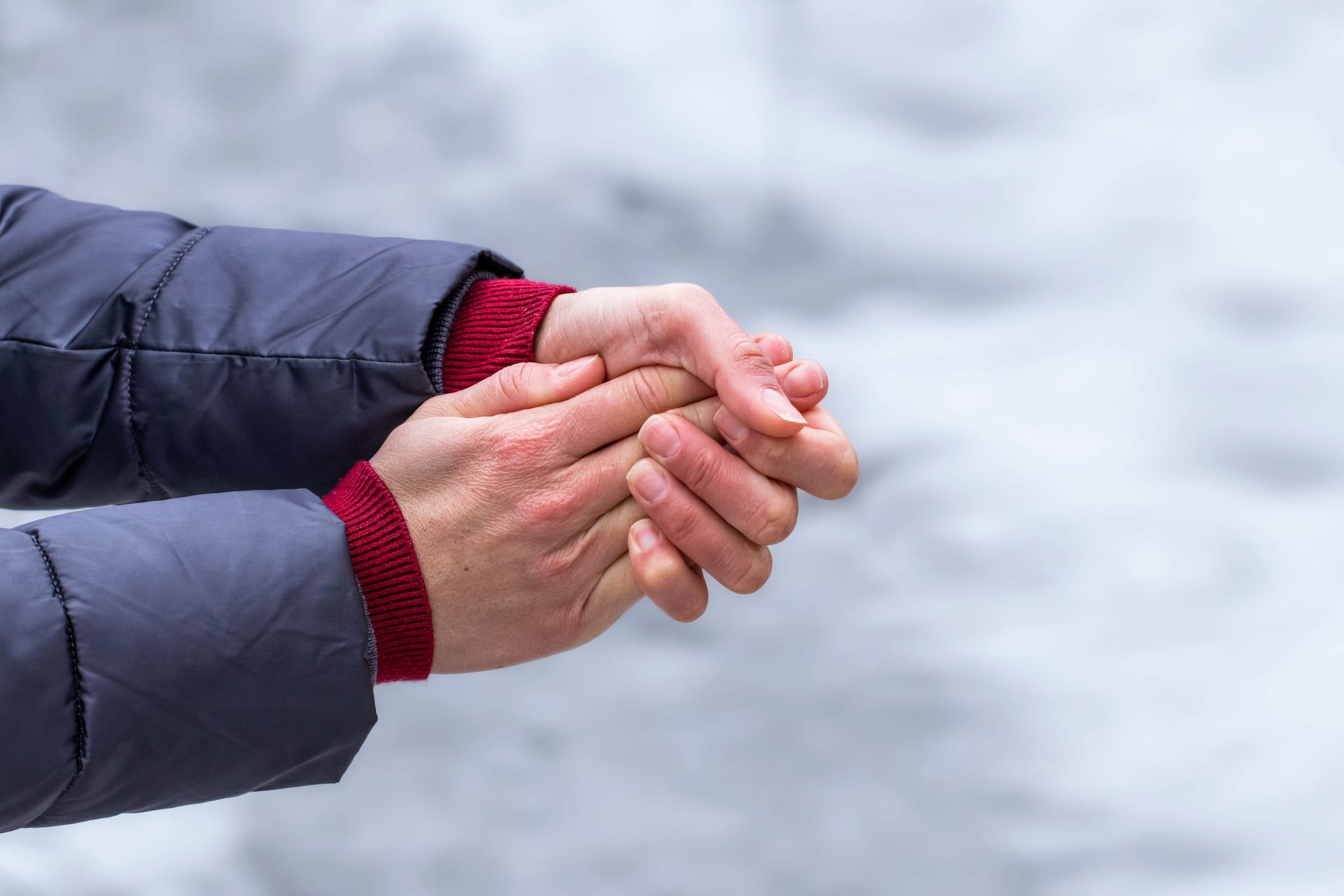 Eine Frau umfasst ihre kalten Hände: Wer Hände und Füße bei feuchter Kälte nicht ausreichend schützt, riskiert womöglich Frostbeulen. Eine Frau umfasst ihre kalten Hände: Wer Hände und Füße bei feuchter Kälte nicht ausreichend schützt, riskiert womöglich Frostbeulen.