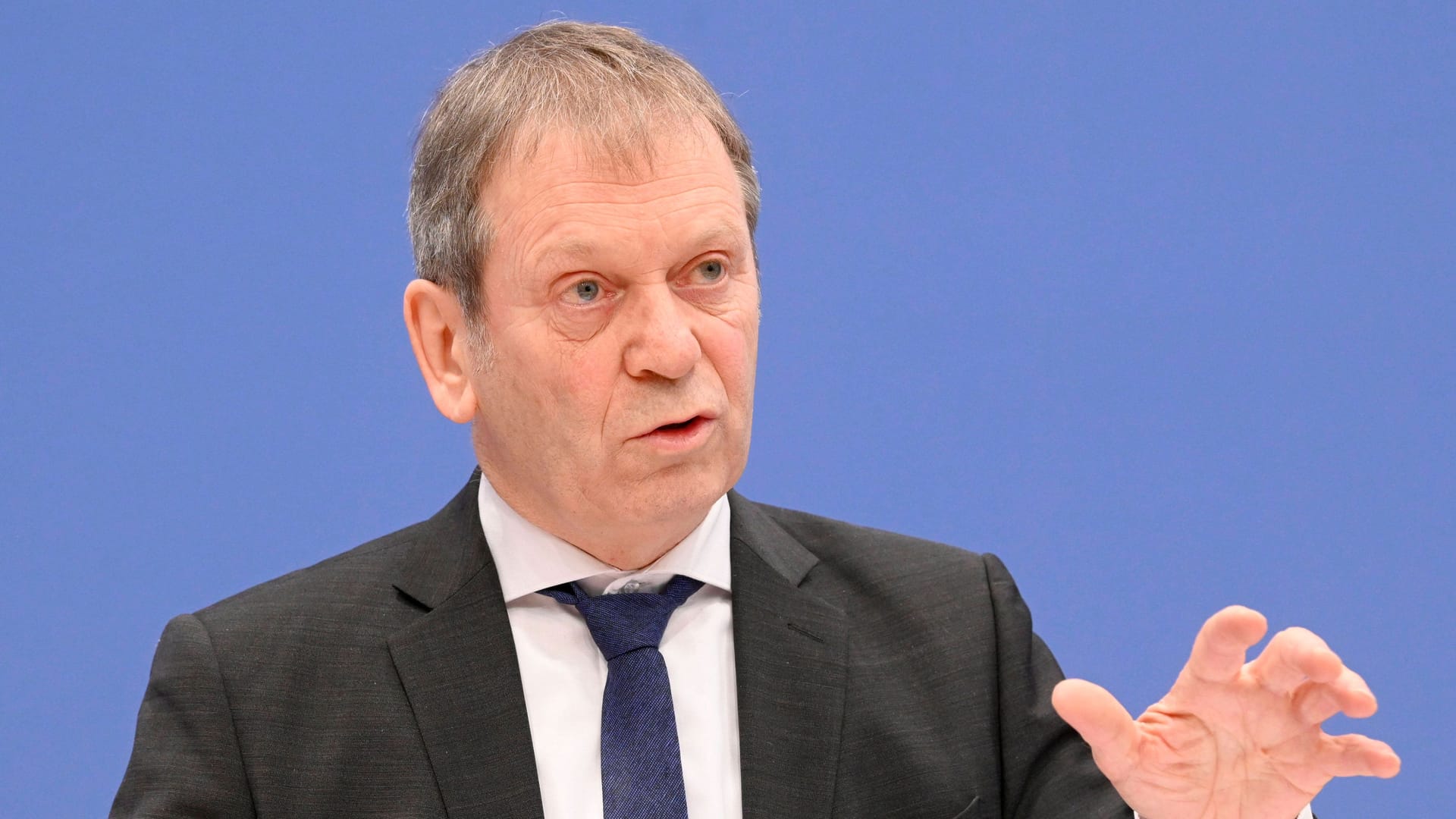Hans-Martin Henning bei der Bundespressekonferenz: Der Expertenrat sieht Handlungsbedarf bei der Klimapolitik der Bundesregierung. Hans-Martin Henning bei der Bundespressekonferenz: Der Expertenrat sieht Handlungsbedarf bei der Klimapolitik der Bundesregierung.