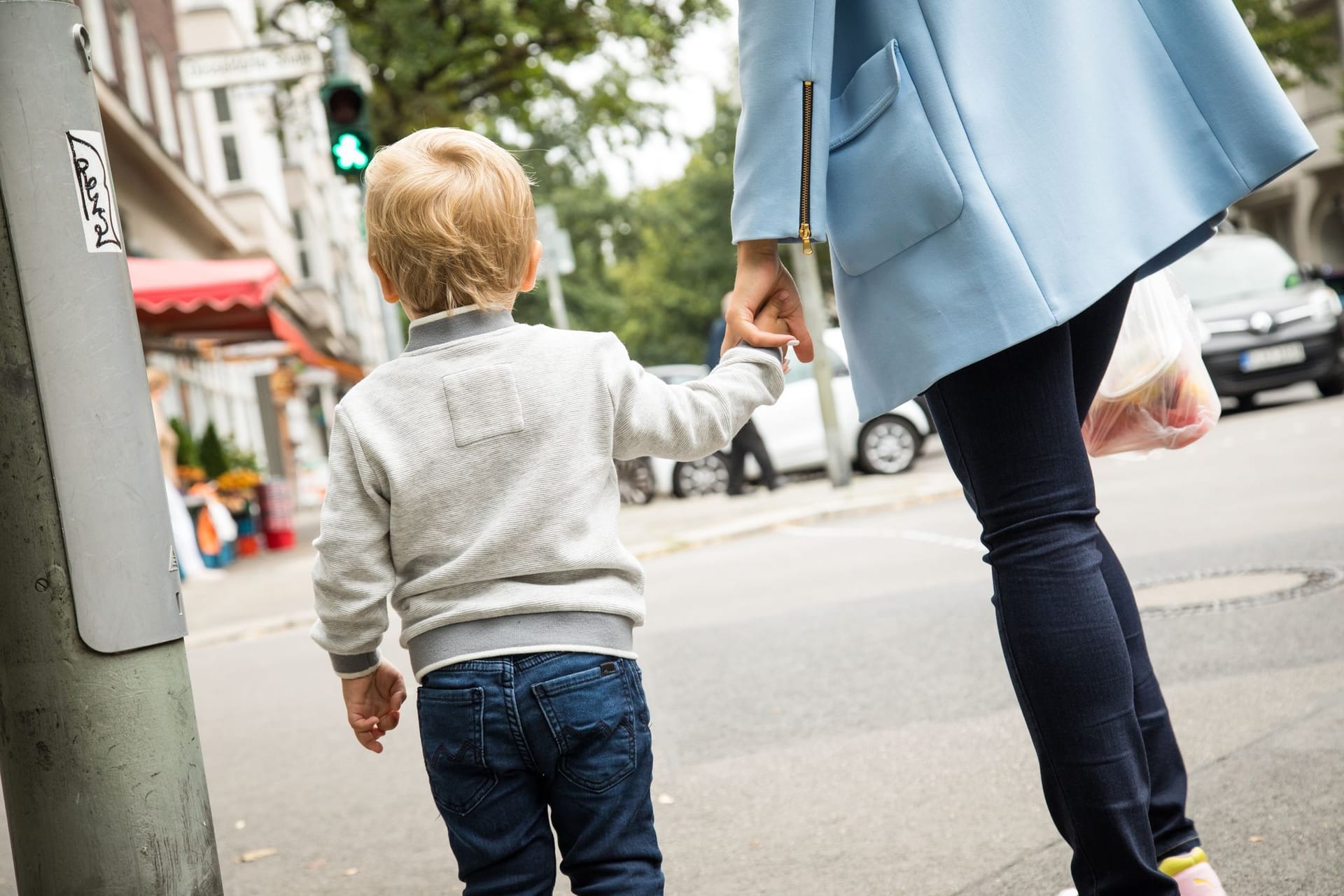Eine Mutter mit Kind im Strassenverkehr Eine Mutter mit Kind im Strassenverkehr