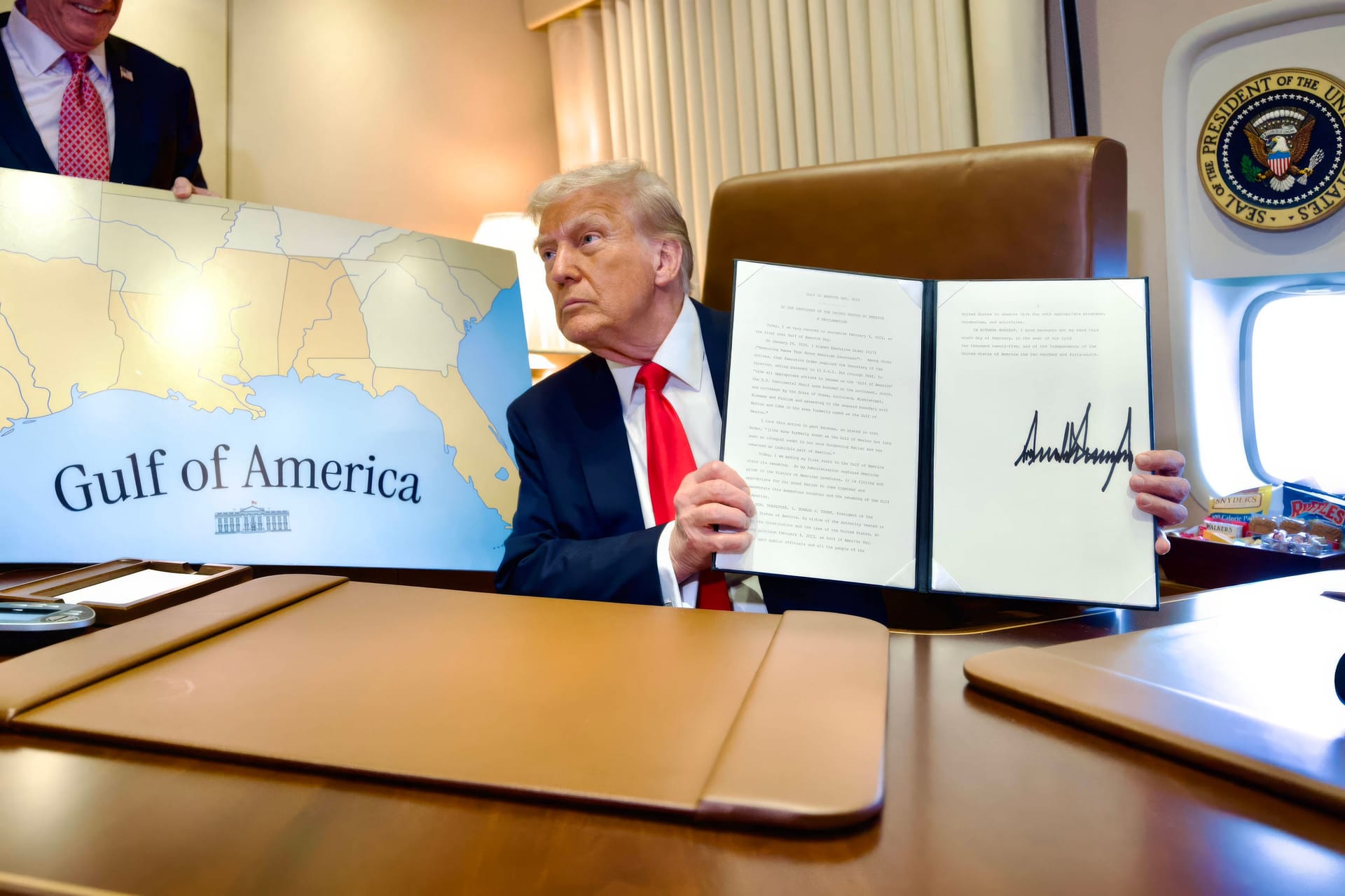 Auf dem Weg zum Super Bowl hielt Trump eine Karte, mit dem umbenannten Golf von Mexiko hoch. Auf dem Weg zum Super Bowl hielt Trump eine Karte, mit dem umbenannten Golf von Mexiko hoch.