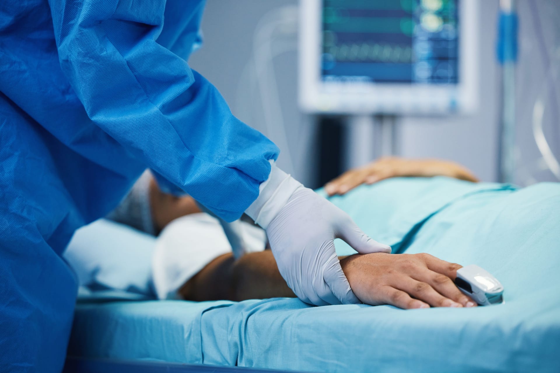 Ein Arzt kümmert sich um einen bettlägerigen Patienten: Nach dem Aufwachen aus einem künstlichen Koma können Spätfolgen zutage treten. Ein Arzt kümmert sich um einen bettlägerigen Patienten: Nach dem Aufwachen aus einem künstlichen Koma können Spätfolgen zutage treten.