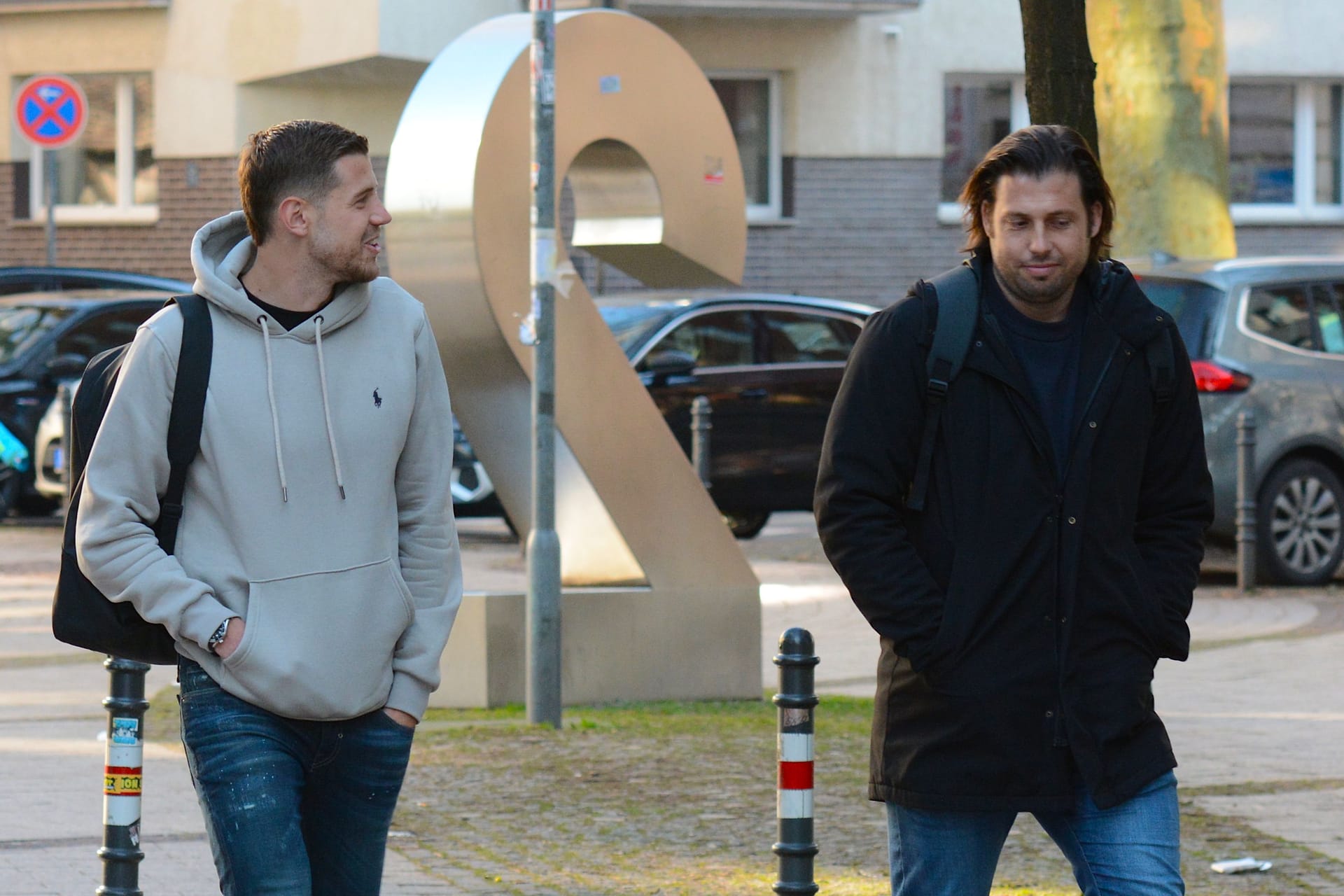 Imad Rondic (l.) mit Teambetreuer Marius Laux beim Medizincheck beim 1. FC Köln. Imad Rondic (l.) mit Teambetreuer Marius Laux beim Medizincheck beim 1. FC Köln.