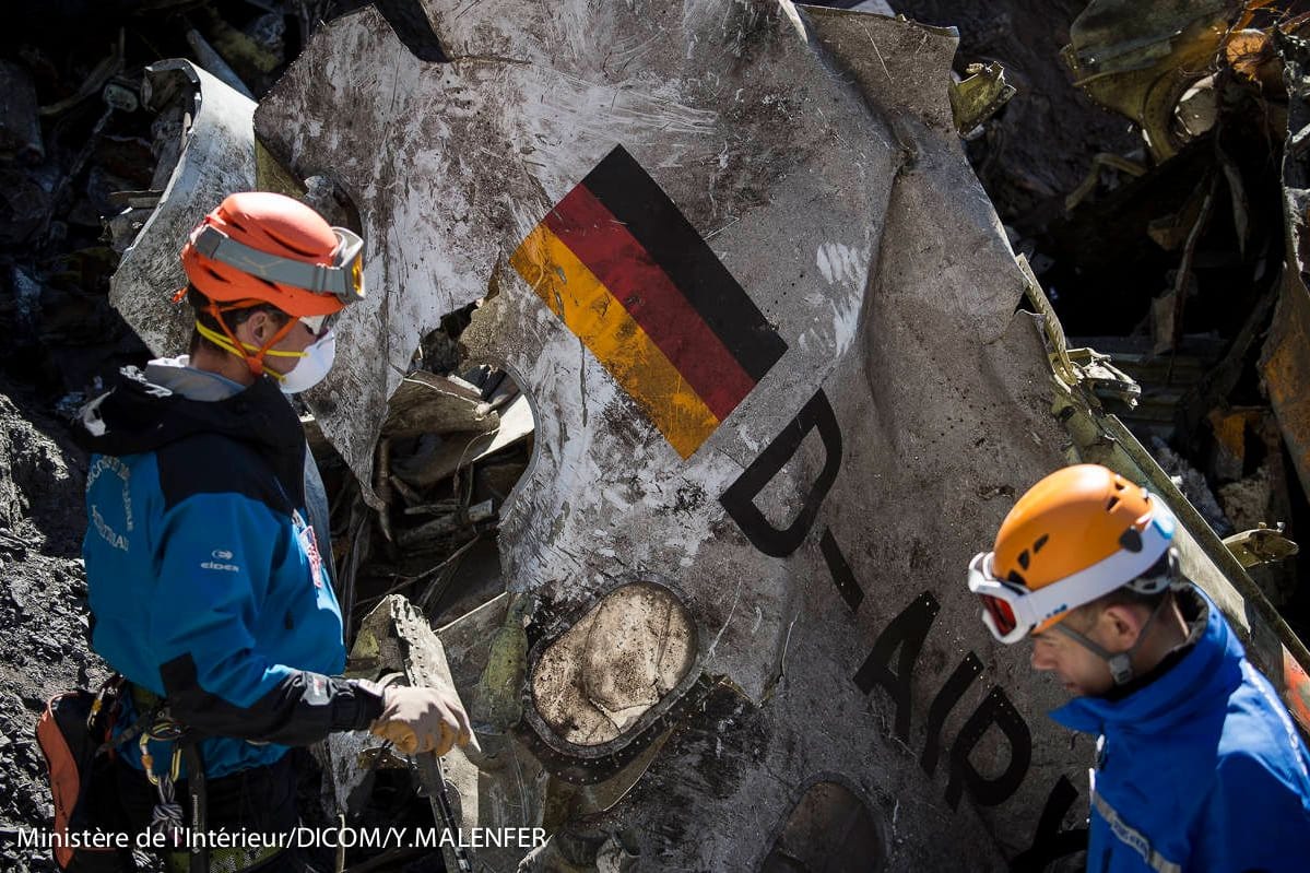 Retter an der Unglücksstelle (Archivbild): Die Ermittler gehen davon aus, dass der Copilot die Maschine absichtlich abstürzen ließ. Retter an der Unglücksstelle (Archivbild): Die Ermittler gehen davon aus, dass der Copilot die Maschine absichtlich abstürzen ließ.