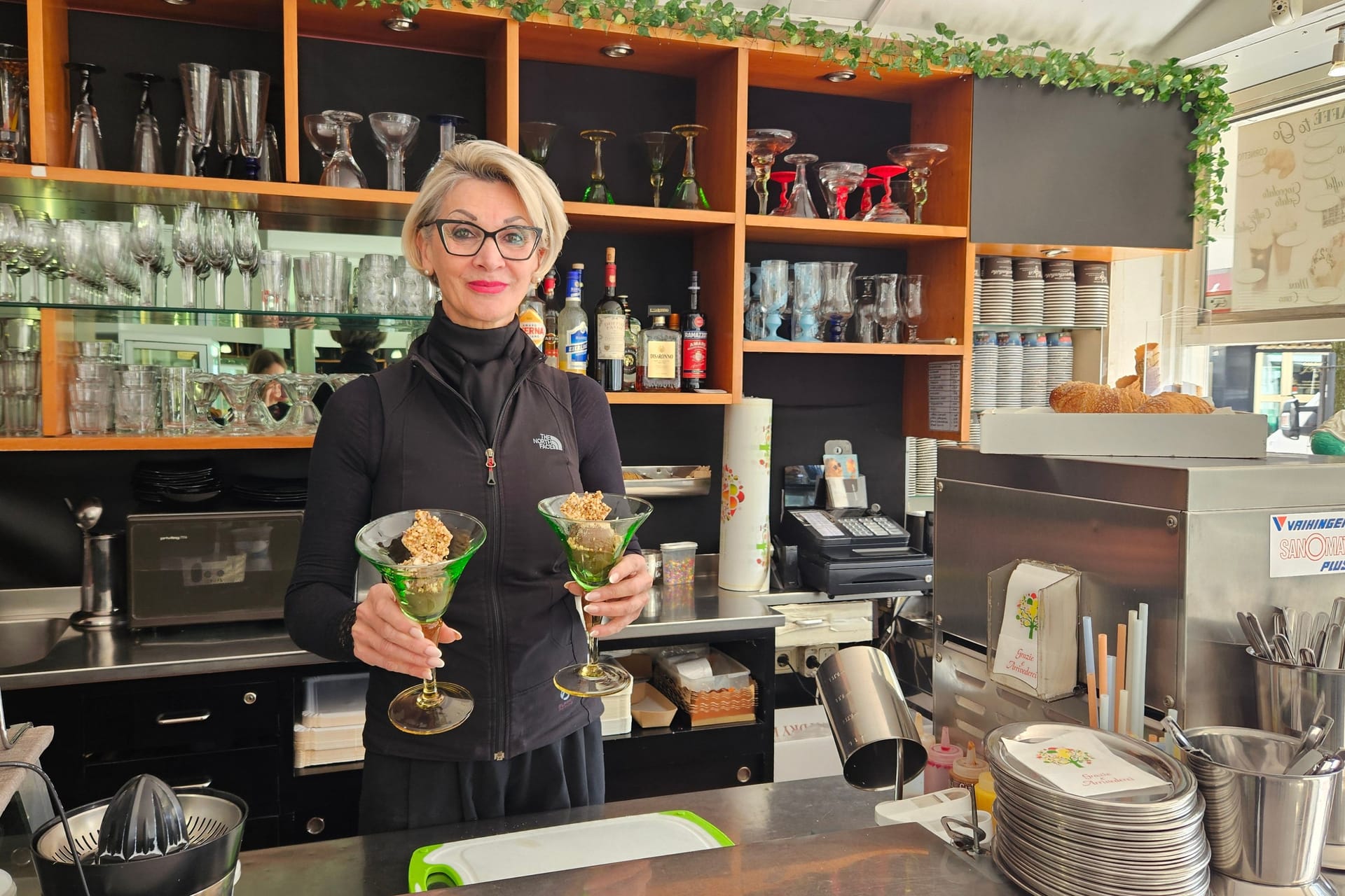 Eiskonditorin Augusta Corte Levou vom Eiscafé "Tosca" in Essen-Holsterhausen: Hier wird seit kurzem die Eiskreation "Hallelujah" angeboten. Eiskonditorin Augusta Corte Levou vom Eiscafé "Tosca" in Essen-Holsterhausen: Hier wird seit kurzem die Eiskreation "Hallelujah" angeboten.