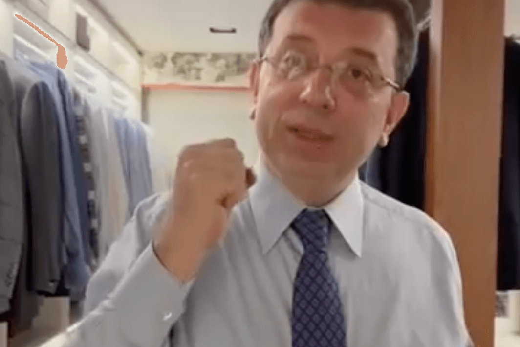 Ekrem İmamoğlu filmte sich in seiner Ankleide. Ekrem İmamoğlu filmte sich in seiner Ankleide.