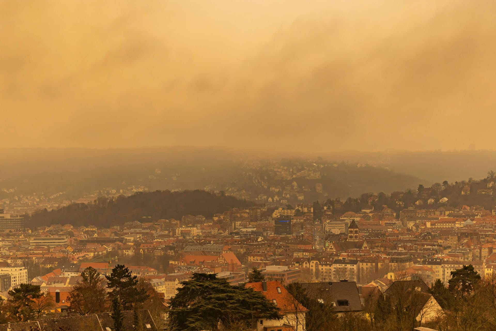 Blutregen über Stuttgart (Archivbild): Am Wochenende wird der Saharastaub teilweise durch Gewitter aus der Atmosphäre gewaschen. Blutregen über Stuttgart (Archivbild): Am Wochenende wird der Saharastaub teilweise durch Gewitter aus der Atmosphäre gewaschen.