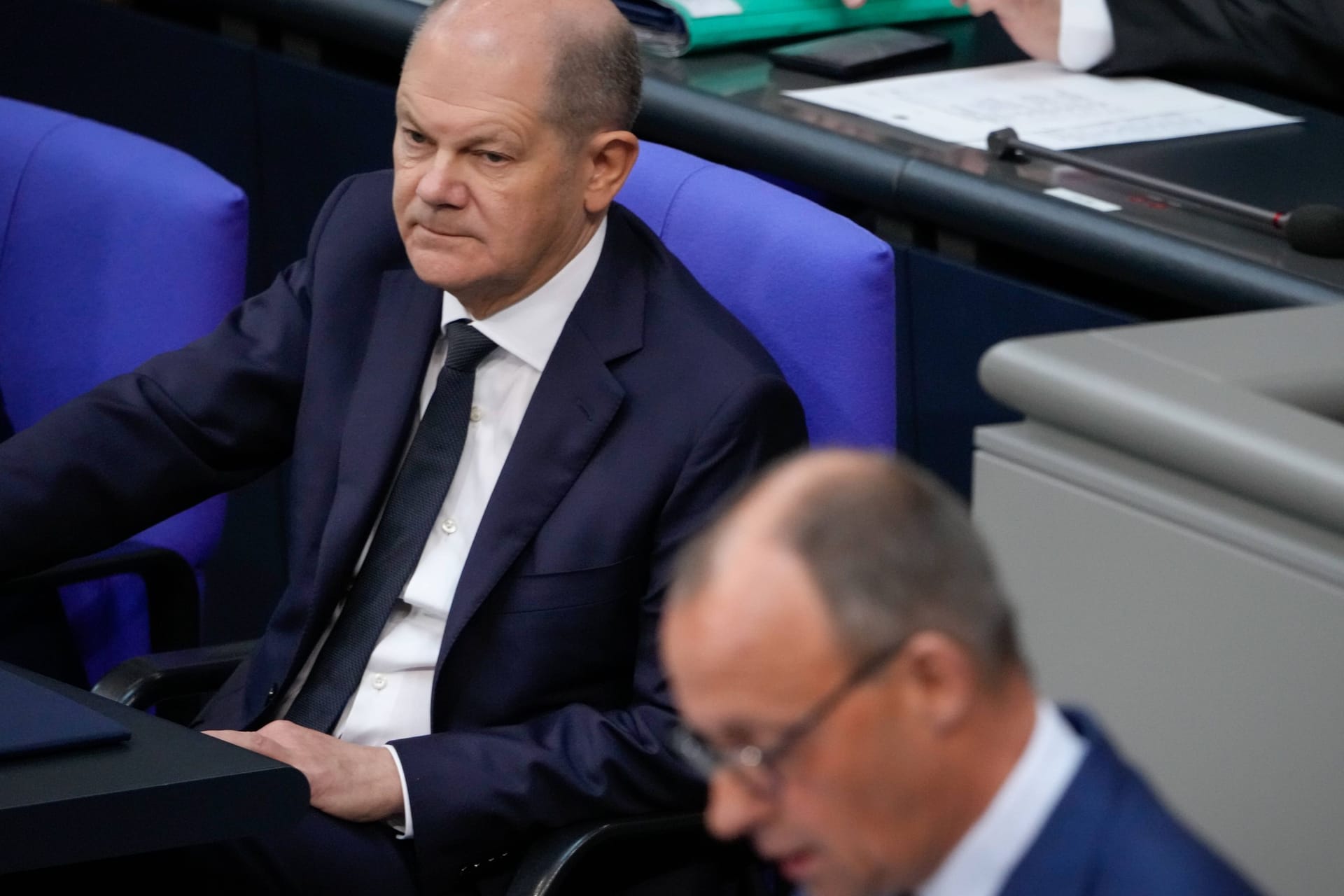 Olaf Scholz (SPD, hinten) und Friedrich Merz (CDU) bei einer Bundestagssitzung zum Thema "Ein Jahr Zeitenwende" im Jahr 2023. Olaf Scholz (SPD, hinten) und Friedrich Merz (CDU) bei einer Bundestagssitzung zum Thema "Ein Jahr Zeitenwende" im Jahr 2023.