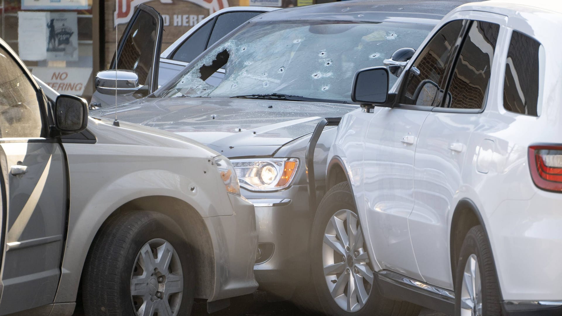 Zerschossene Autos nach einer Polizeirazzia gegen Fentanyl-Schmuggler in Kansas. Zerschossene Autos nach einer Polizeirazzia gegen Fentanyl-Schmuggler in Kansas.