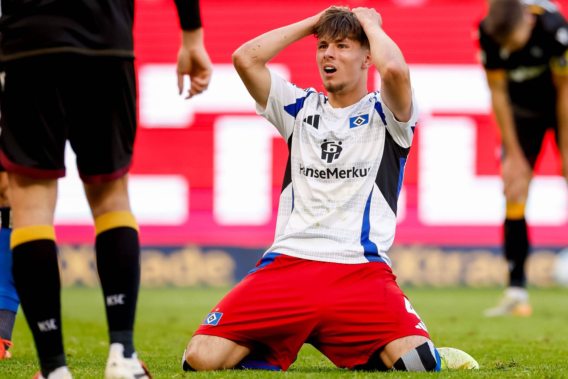 Stürmertalent Otto Stange ärgert sich auf dem Rasen: Der HSV kassierte gegen den KSC die nächste Niederlage im Aufstiegsrennen. Stürmertalent Otto Stange ärgert sich auf dem Rasen: Der HSV kassierte gegen den KSC die nächste Niederlage im Aufstiegsrennen.