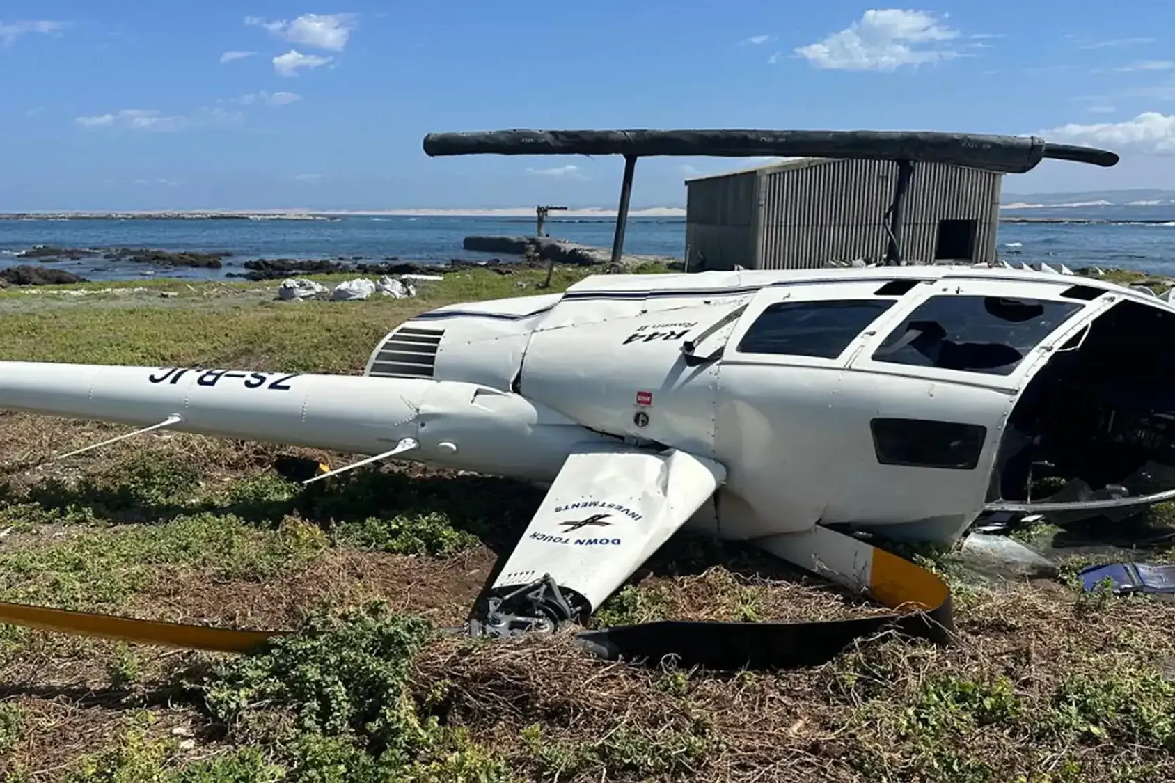 Der Hubschrauber stürzte rund 18 Meter neben dem Startplatz ab: Der Schaden ist erheblich. Der Hubschrauber stürzte rund 18 Meter neben dem Startplatz ab: Der Schaden ist erheblich.