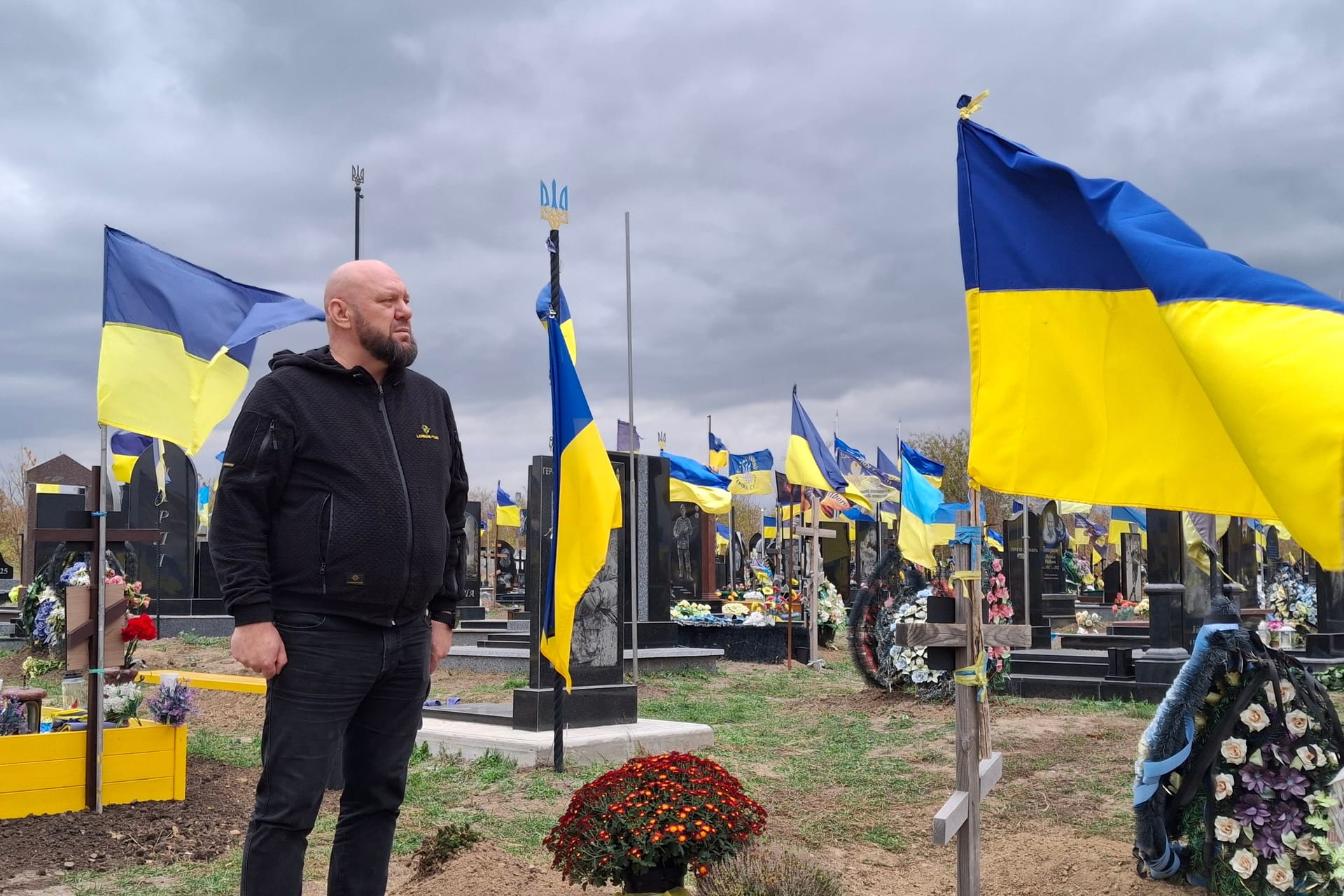 Bürgermeister Serhij Kaliman auf Soldatenfriedhof: Wassyliwka gibt nicht auf.