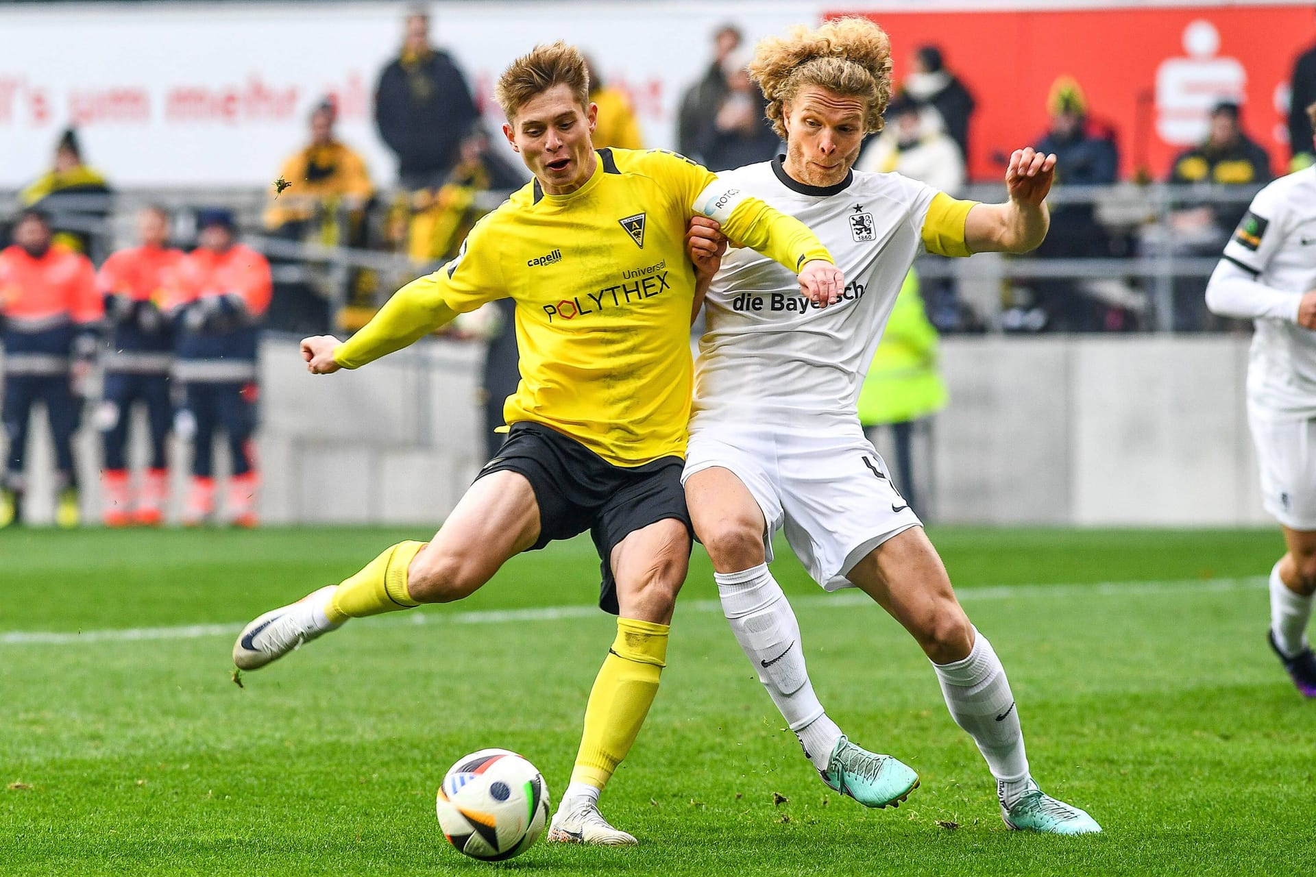 Kapitän Jesper Verlaat (r.) im Duell mit Aachens Anton Heinz: Im Hinspiel trennten sich beide Teams 1:1-Unentschieden. Kapitän Jesper Verlaat (r.) im Duell mit Aachens Anton Heinz: Im Hinspiel trennten sich beide Teams 1:1-Unentschieden.