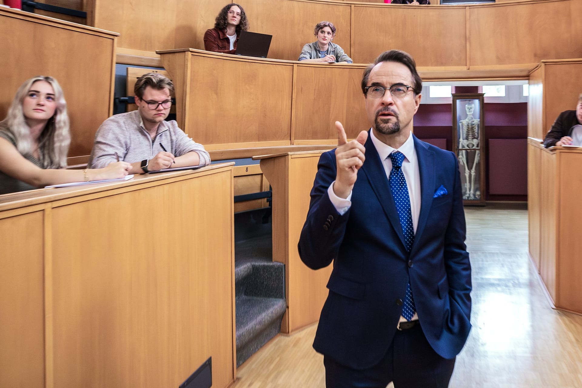 "Tatort: Fiderallala": Prof. Karl-Friedrich Boerne (Jan Josef Liefers) macht den Partymord an Chris Haffner zum Thema seiner Vorlesung.