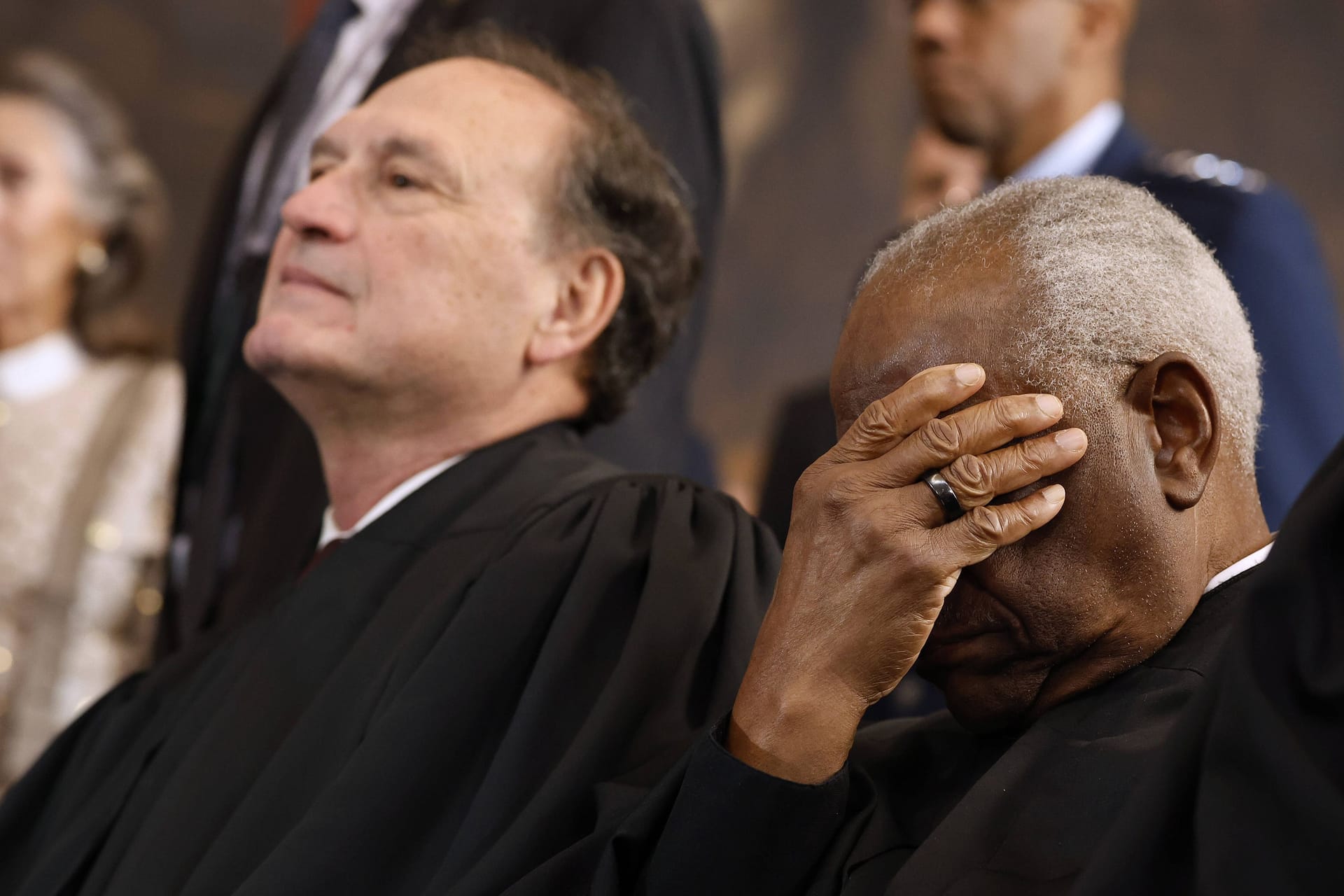Richter Samuel Alito (links) und Clarence Thomas: Die zwei ultrakonservativen Hardliner am Supreme Court der USA stellten sich gegen die Entscheidung ihrer Kollegen.