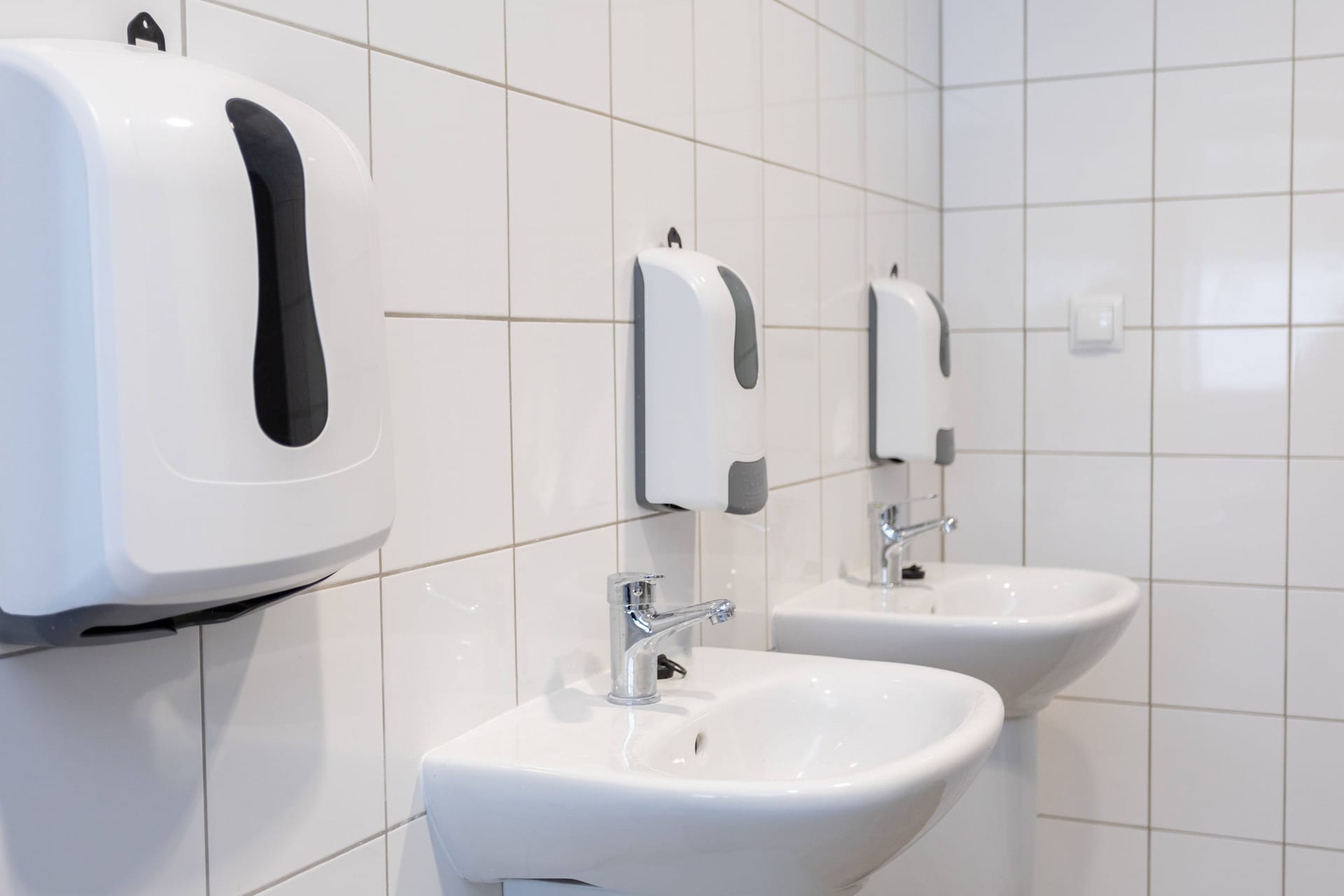 Waschbecken in einer Toilette (Symbolbild): Wegen teurer Mieten lebt eine Chinesin auf so einer Toilette.