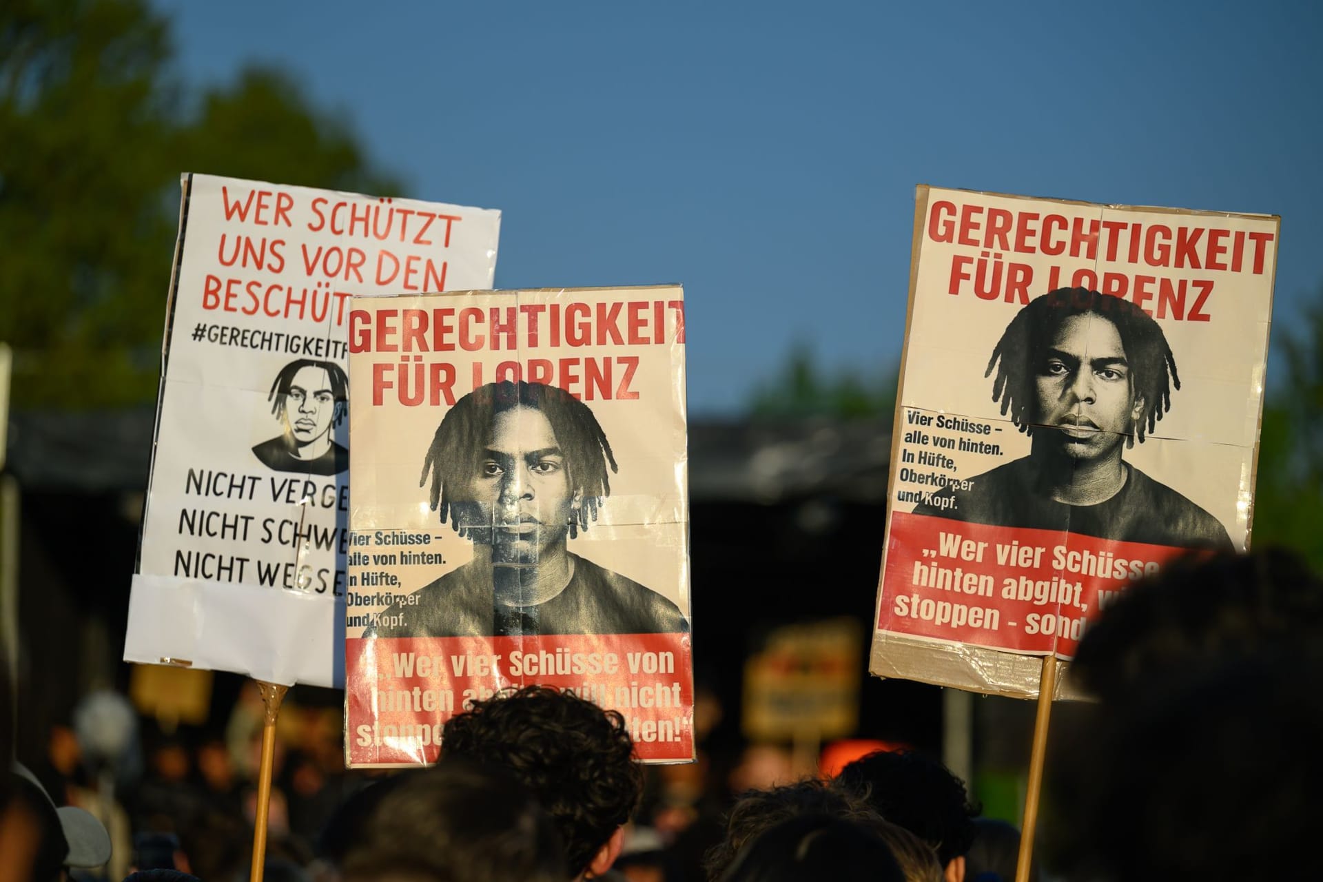 Schilder drücken Solidarität mit Lorenz A. aus: In Oldenburg ist die Stimmung seit seit Tod des 21-Jährigen aufgeheizt.
