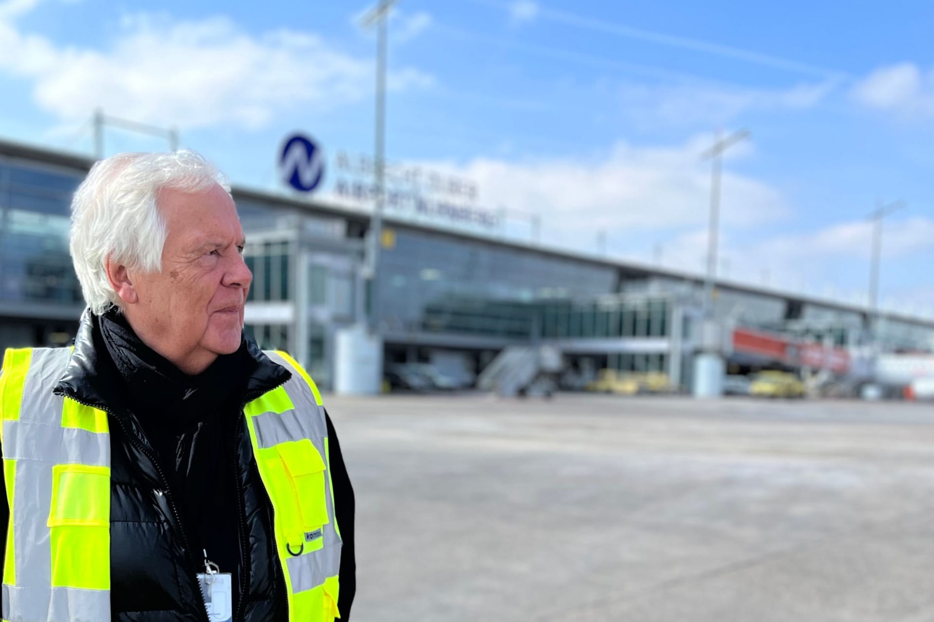 Auf dem Rollfeld ist Hans Rudolf Wöhrl daheim. Den Nürnberger Albrecht-Dürer-Airport hat er mitgeprägt. Auf dem Rollfeld ist Hans Rudolf Wöhrl daheim. Den Nürnberger Albrecht-Dürer-Airport hat er mitgeprägt.
